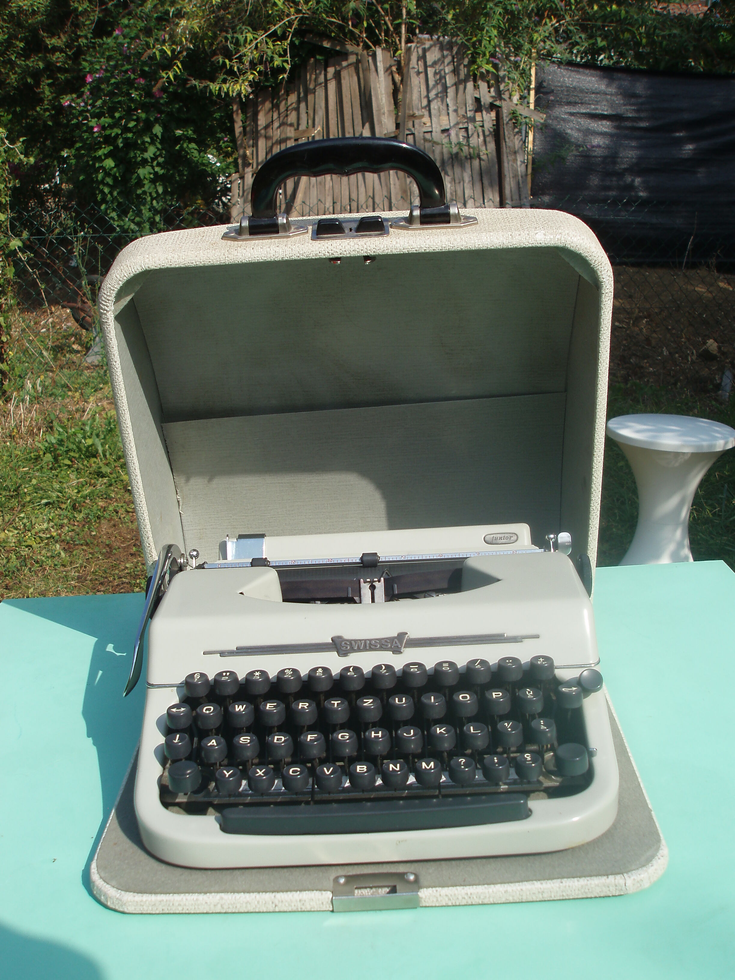 Typewriter complete swissa revised with his bag and his directions