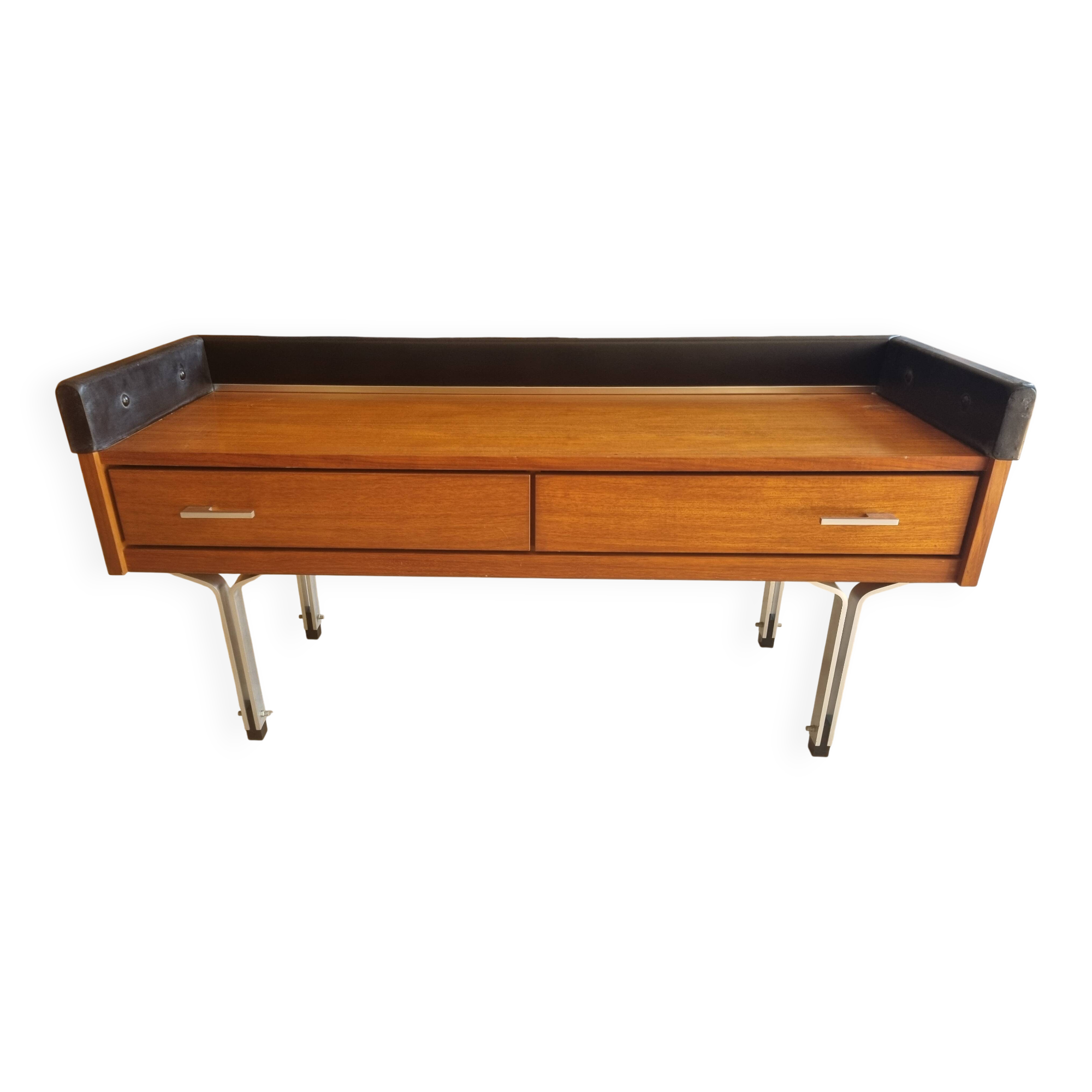 Dressing table with its mirror