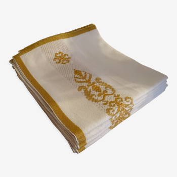 6 white embroidered napkins and camel 47 x 45