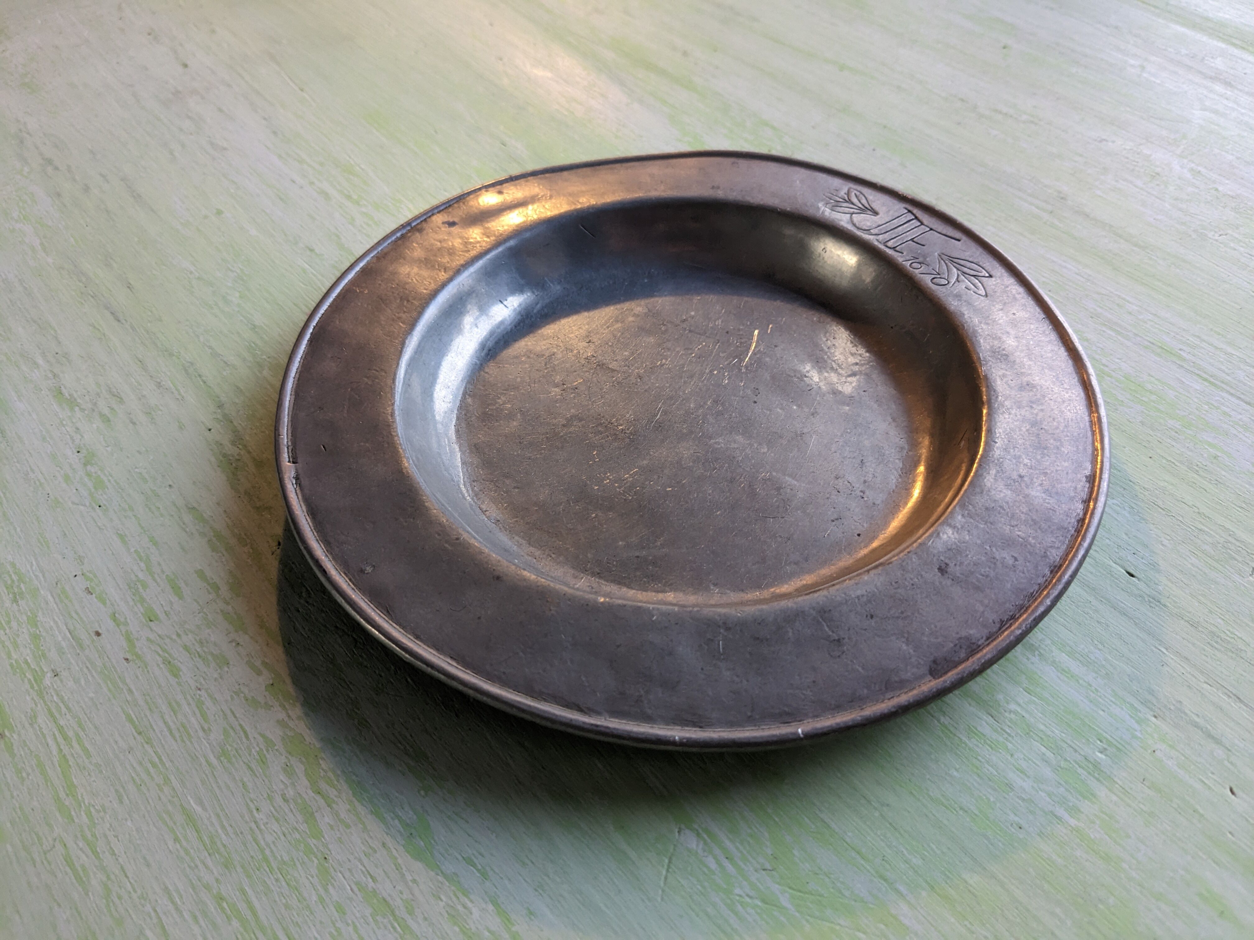 Assiette en étain marquée JF 1670