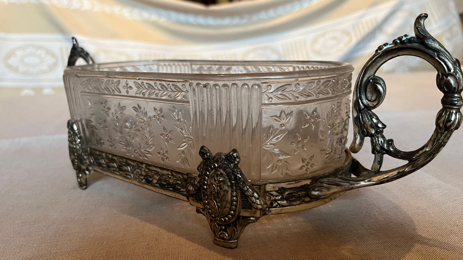 Coupe en verre ciselé  et métal argenté  vintage