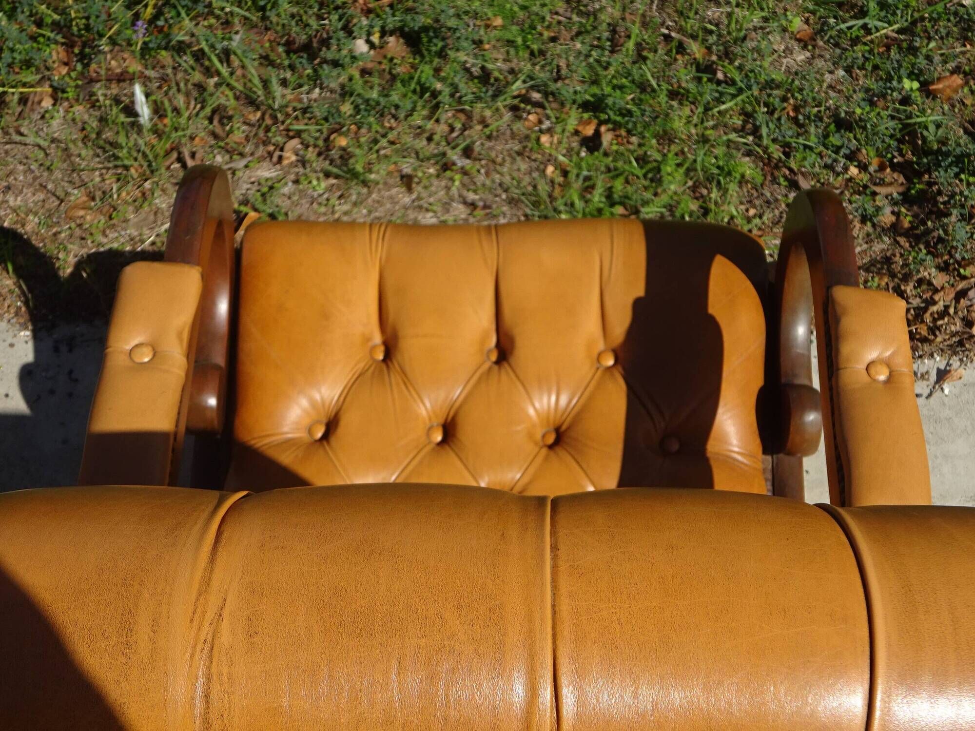 Fauteuils en bois et cuir capitonné, les 2
