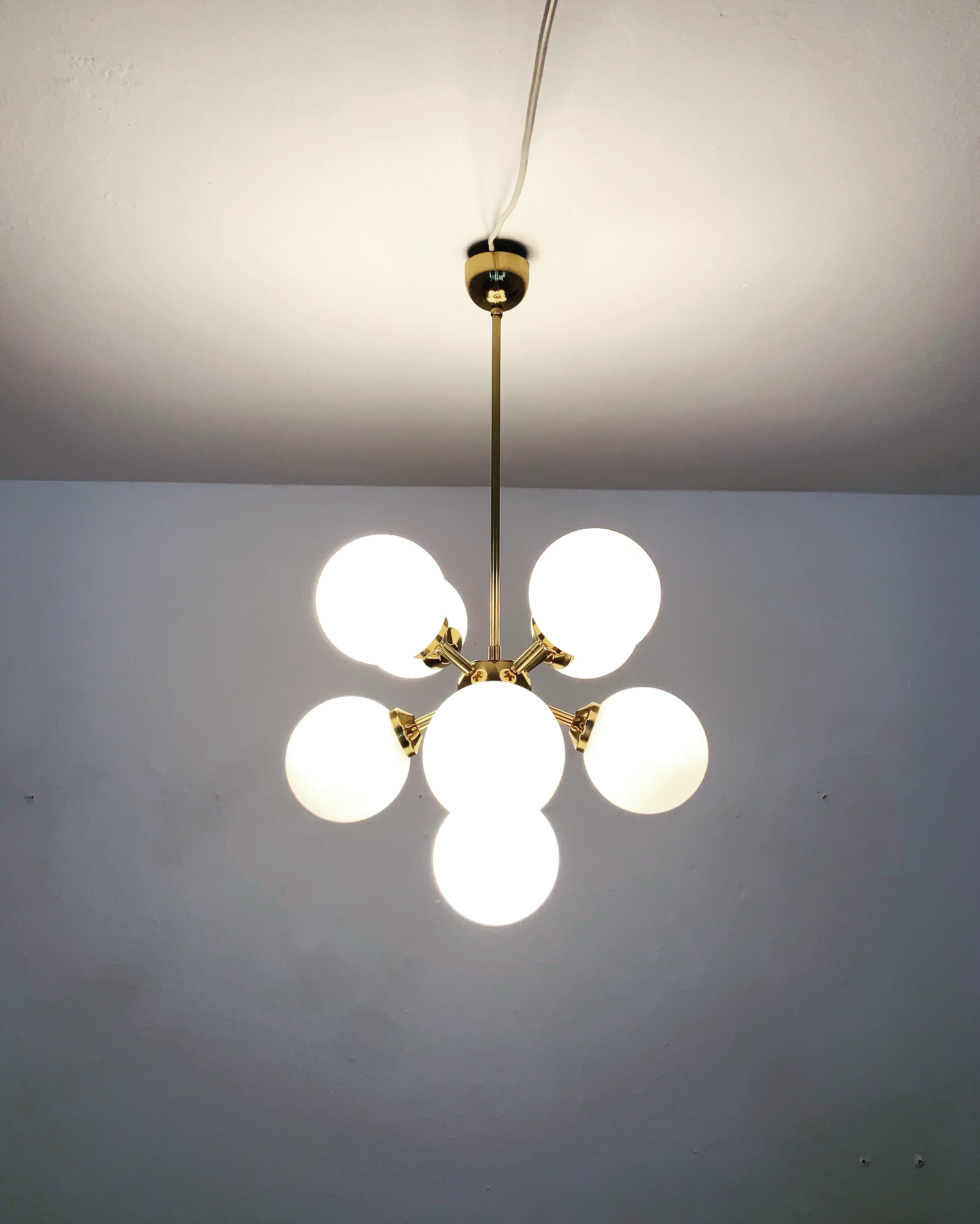 Lustre spoutnik en laiton et en verre d’opaline