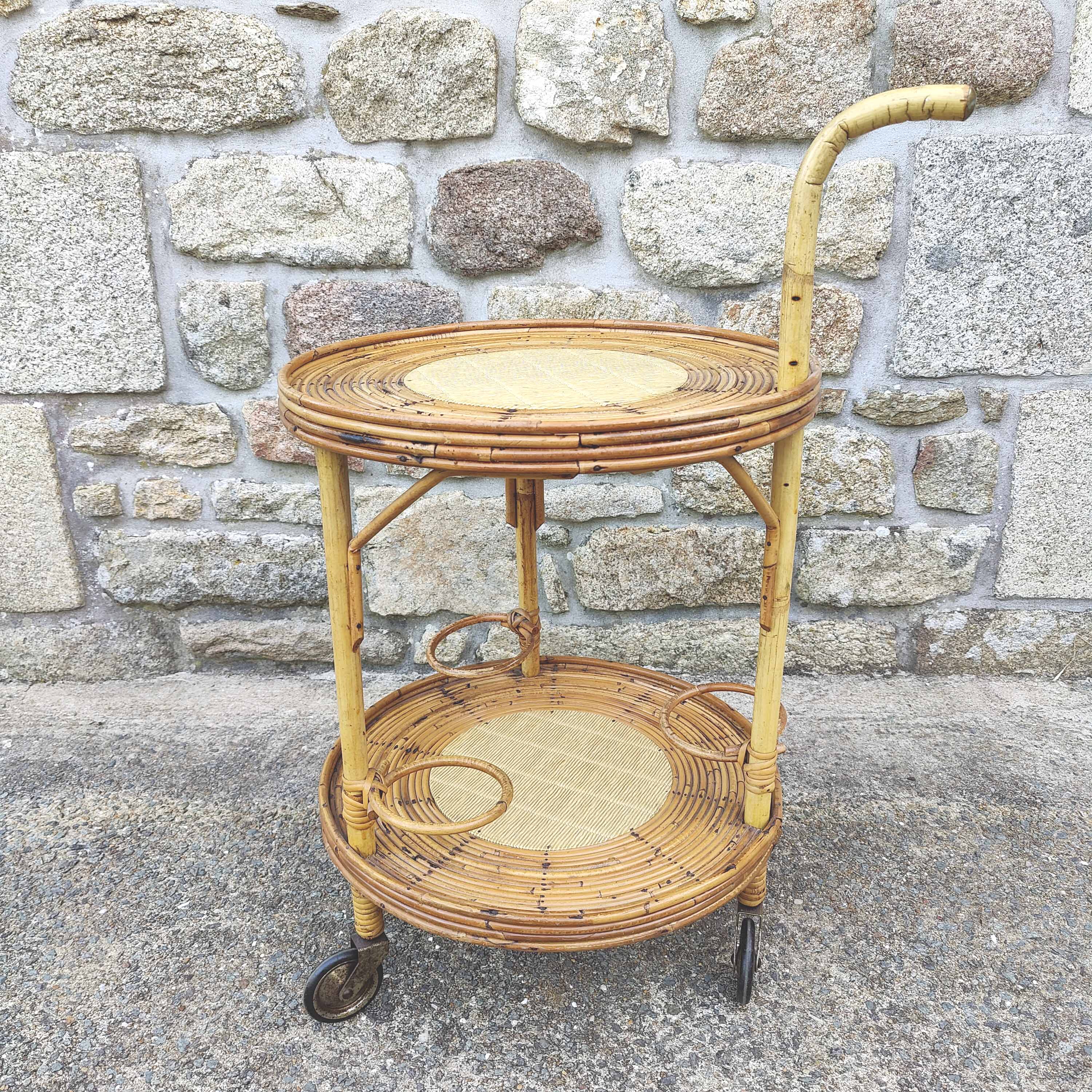 Round dessert bar in rattan and vinyl braided straw way