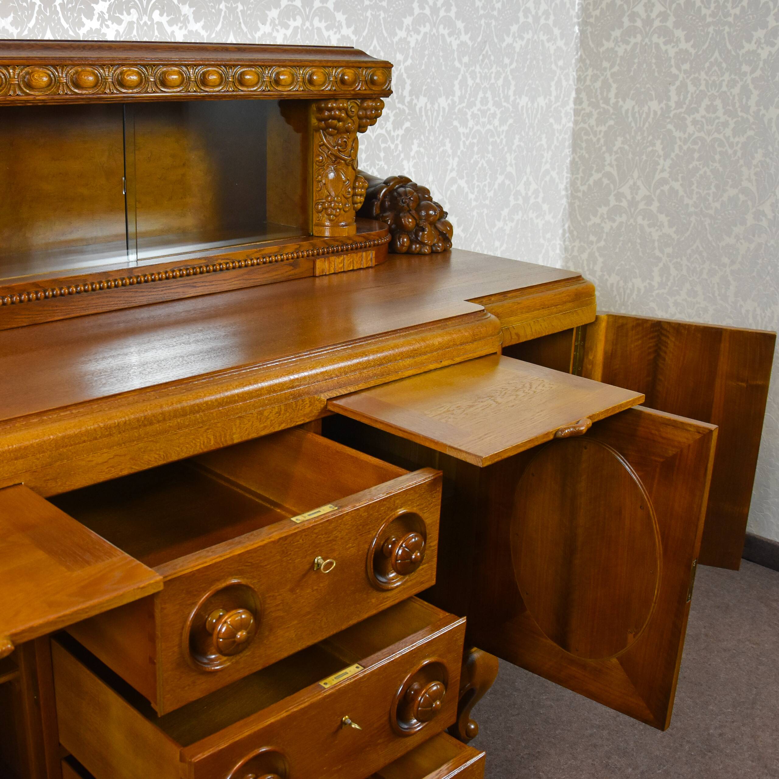 Large two-body oak sideboard 1920-1939