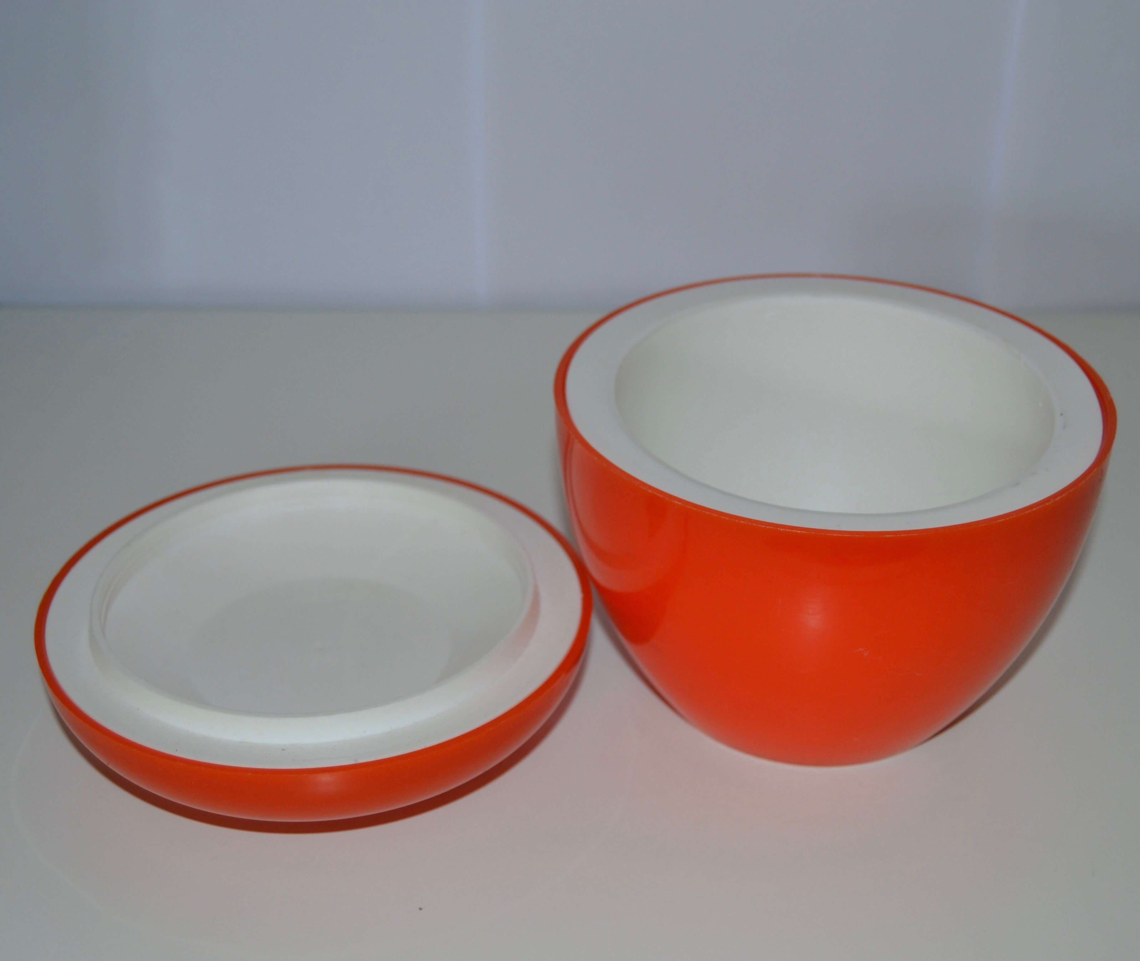 Apple orange bucket ice 70 years