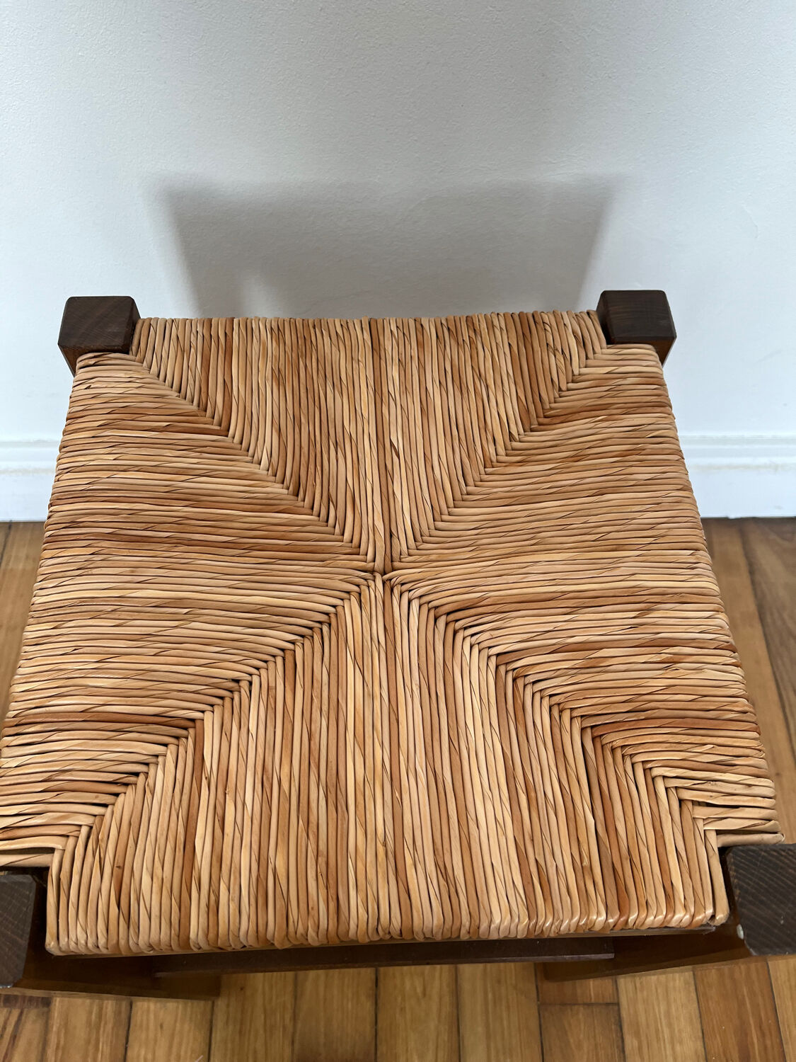 Tabouret en bois paillé