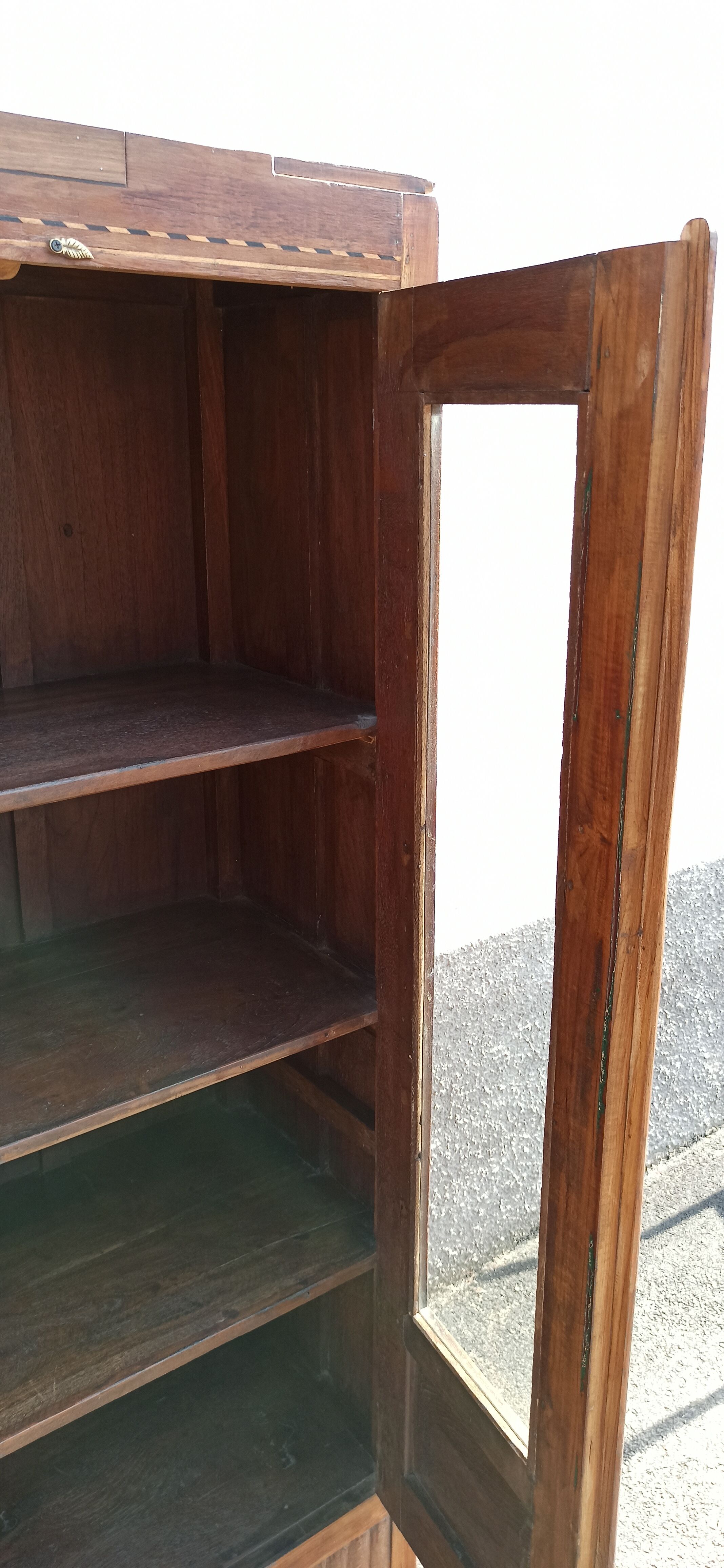 Armoire vitrée en teck deux portes et un tiroir