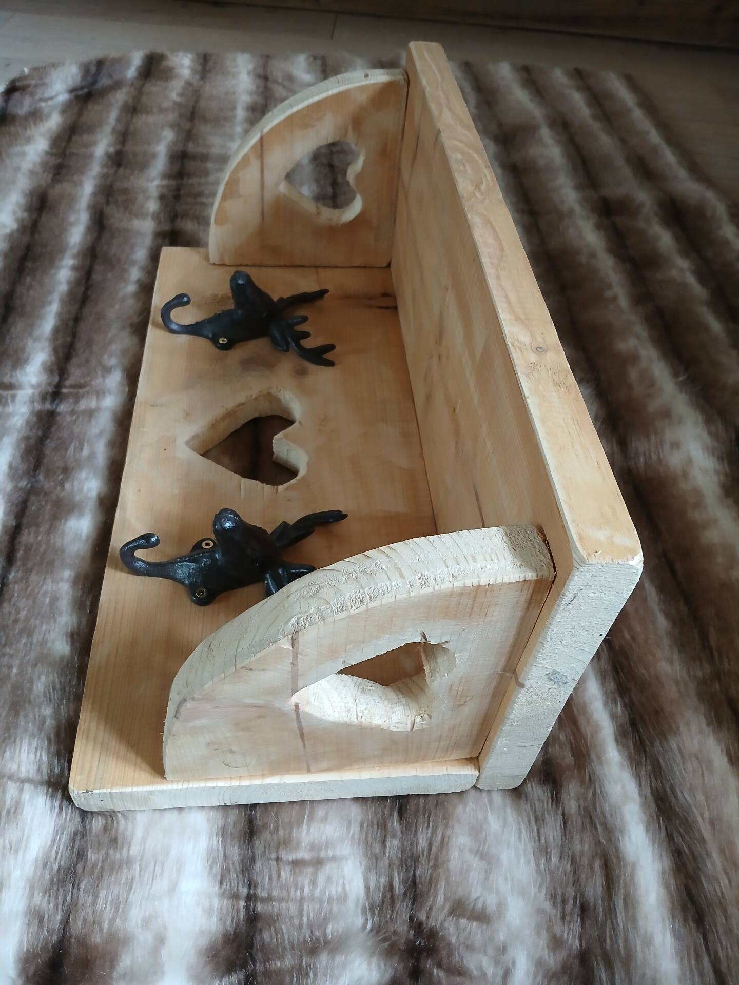 Étagère murale en bois brut