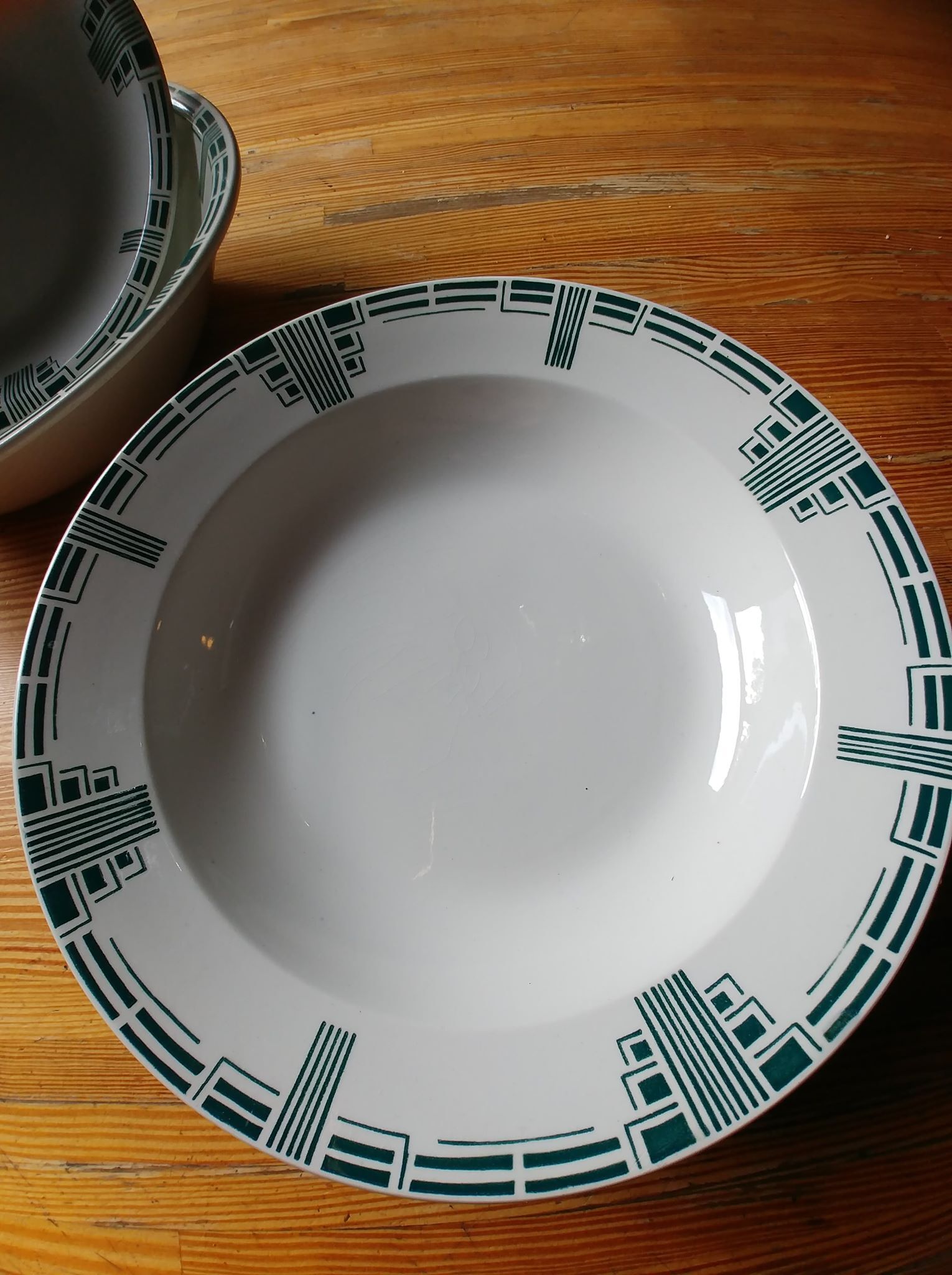 Hollow plates and Art Deco dishes in Nimy
