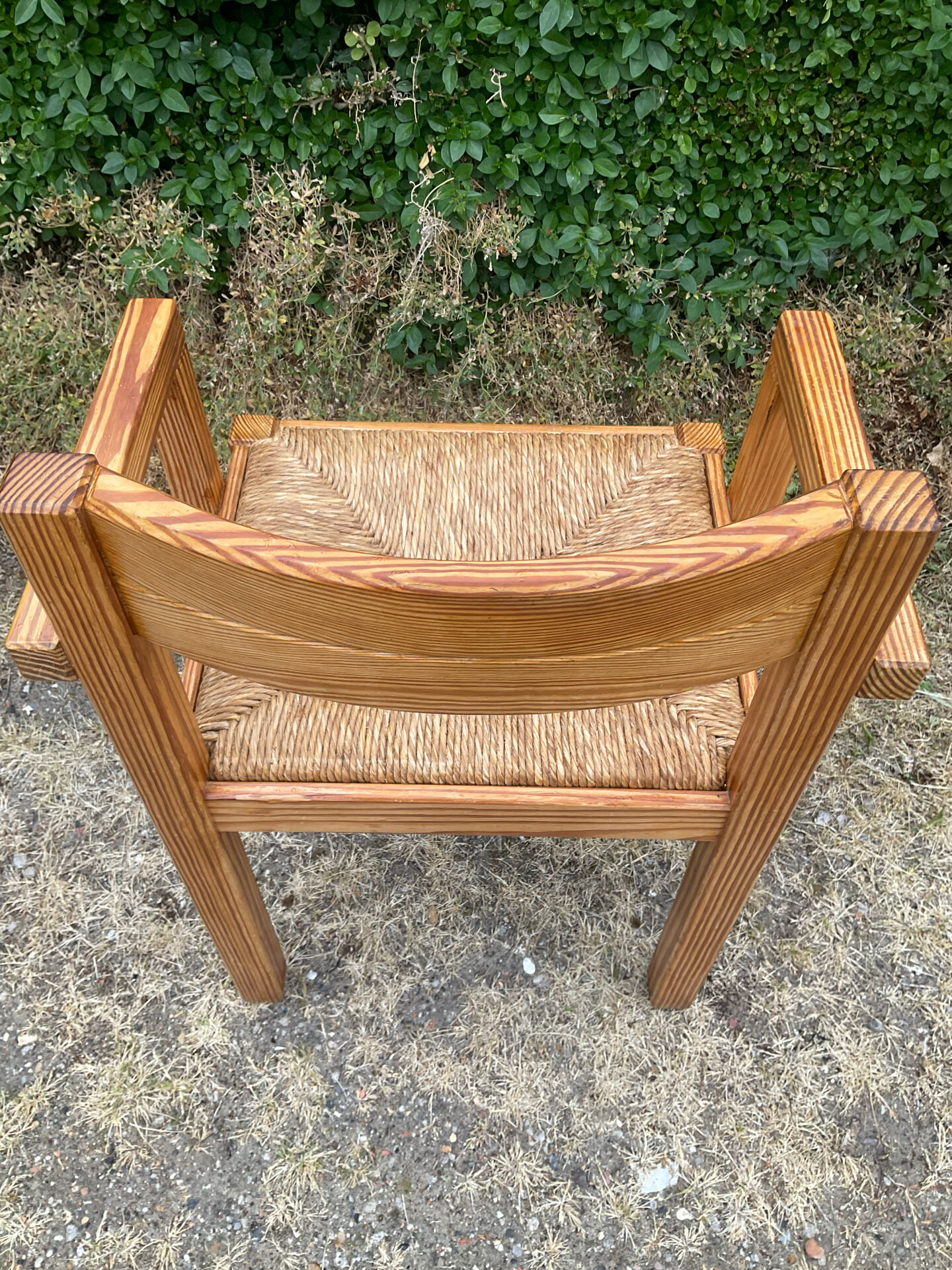Brutalist chair in solid pine with a straw seat from the 1970s.