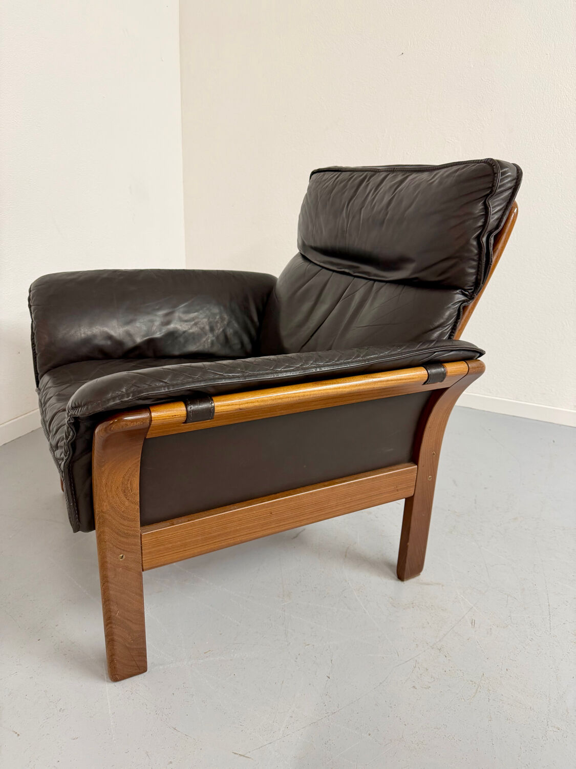 Vintage 70s Dreipunkt Scala design armchair in black leather and teak.