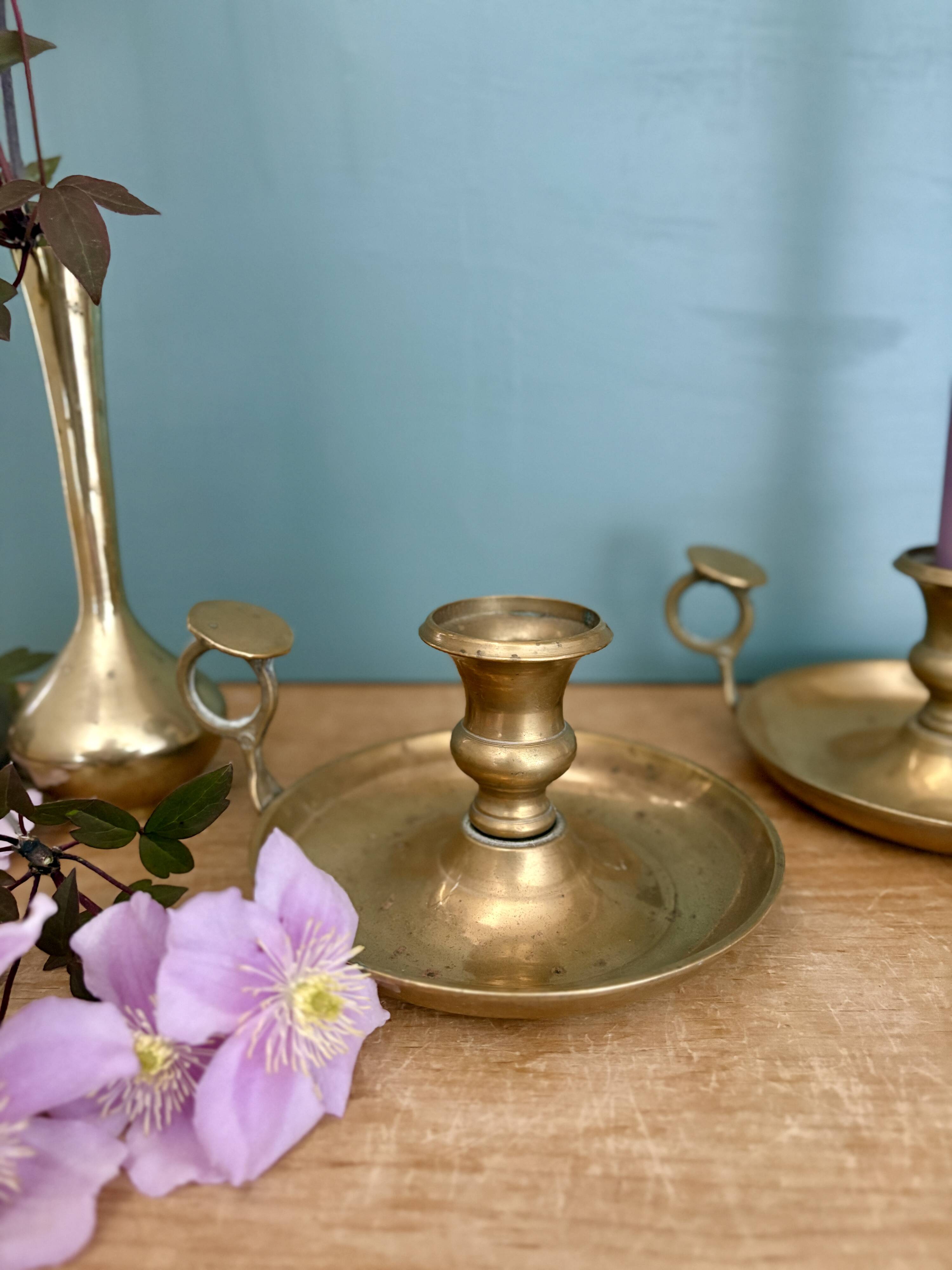 Lot de 2 bougeoirs anciens en laiton