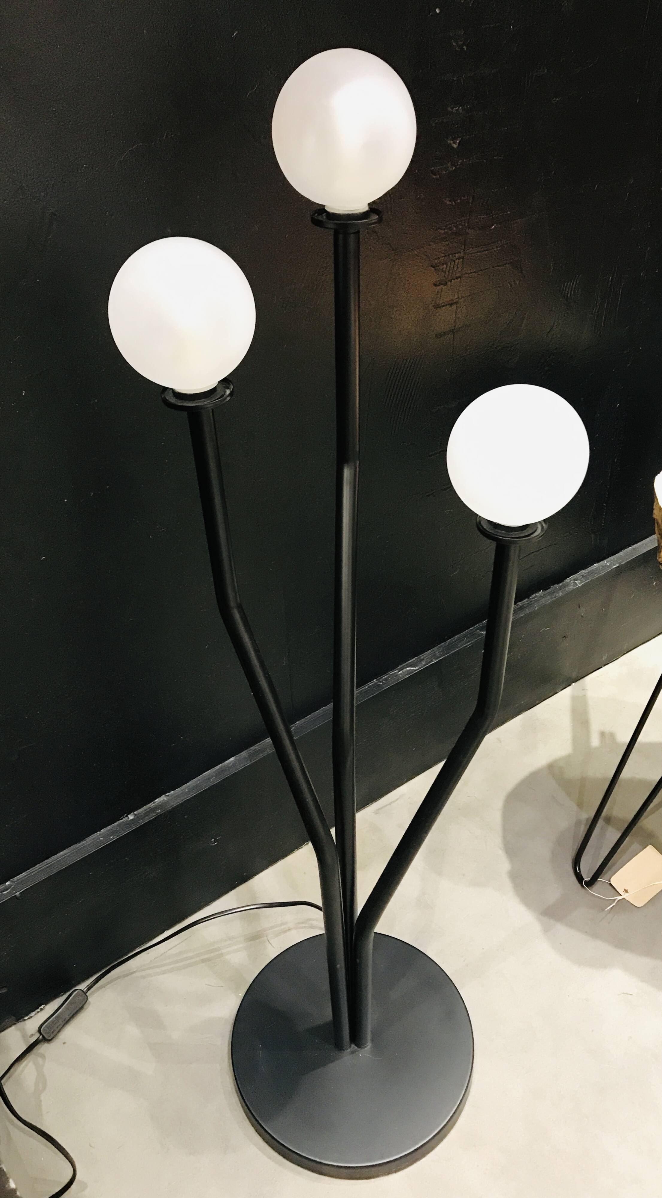 Ball floor lamp