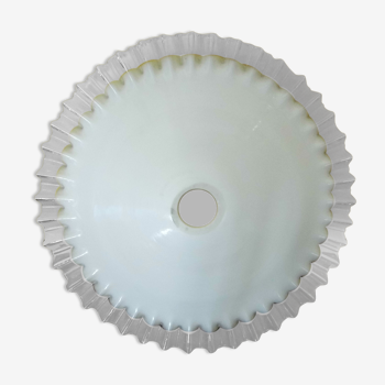 Suspension opaline blanche, bord dentelé début xx ème siècle