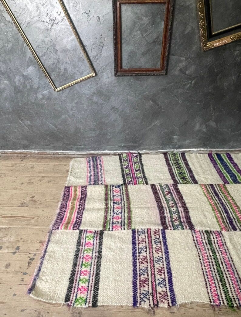 Tapis en laine blanche naturelle et moelleux avec des rayures colorées, tapis tissé à la main roumain.
