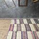 Tapis en laine blanche naturelle et moelleux avec des rayures colorées, tapis tissé à la main roumain.
