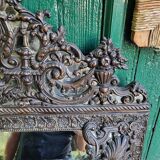 Miroir en laiton repousse a parcloses style louis xvi