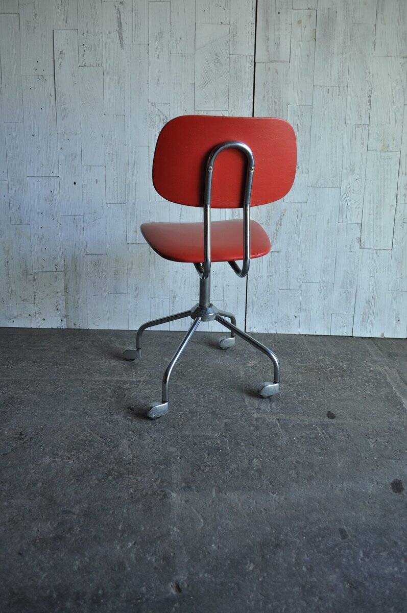 Chaise pivotante industrielle corail en skaï et piètement chromé, années 1950