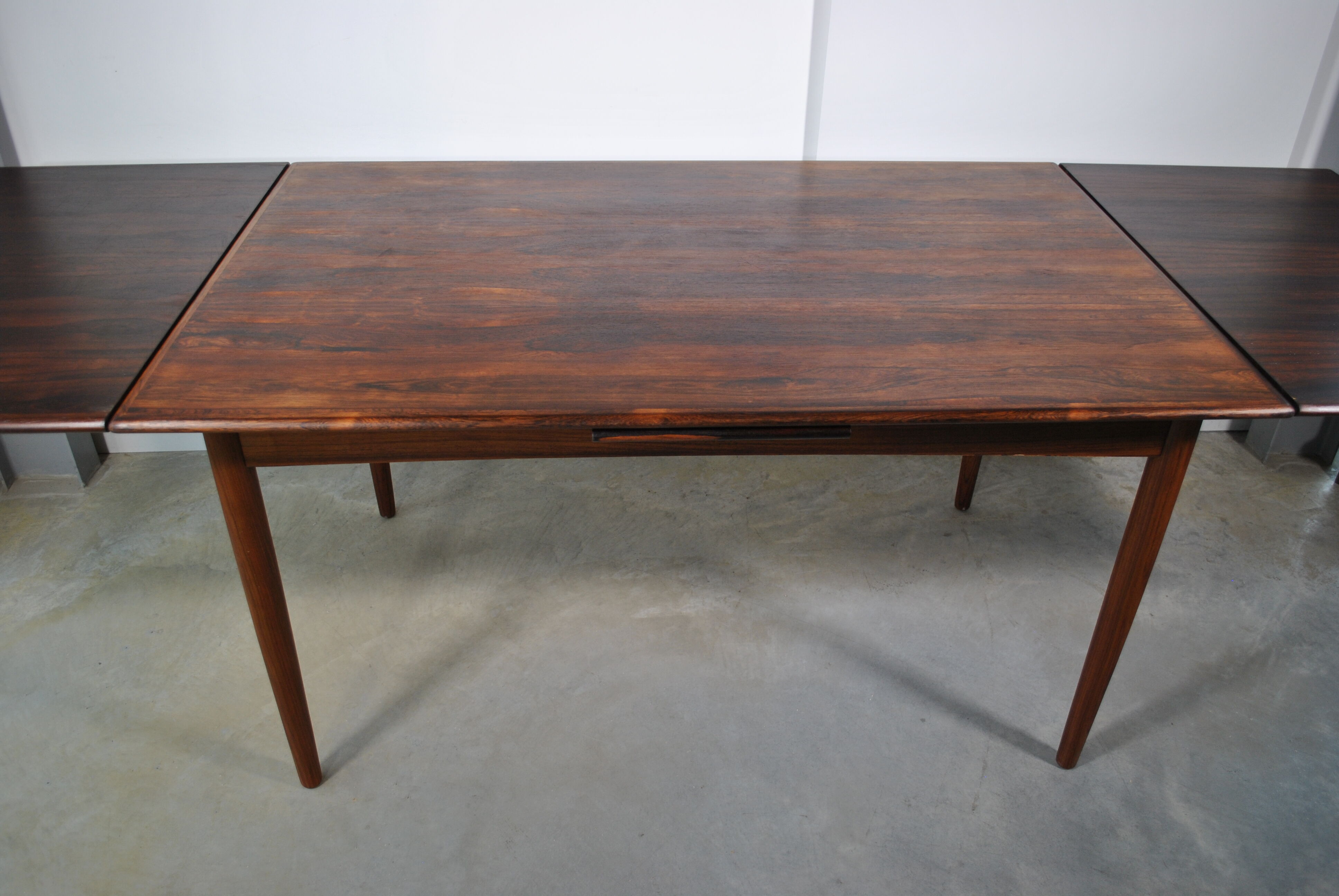 Extendable rosewood dining table year 60