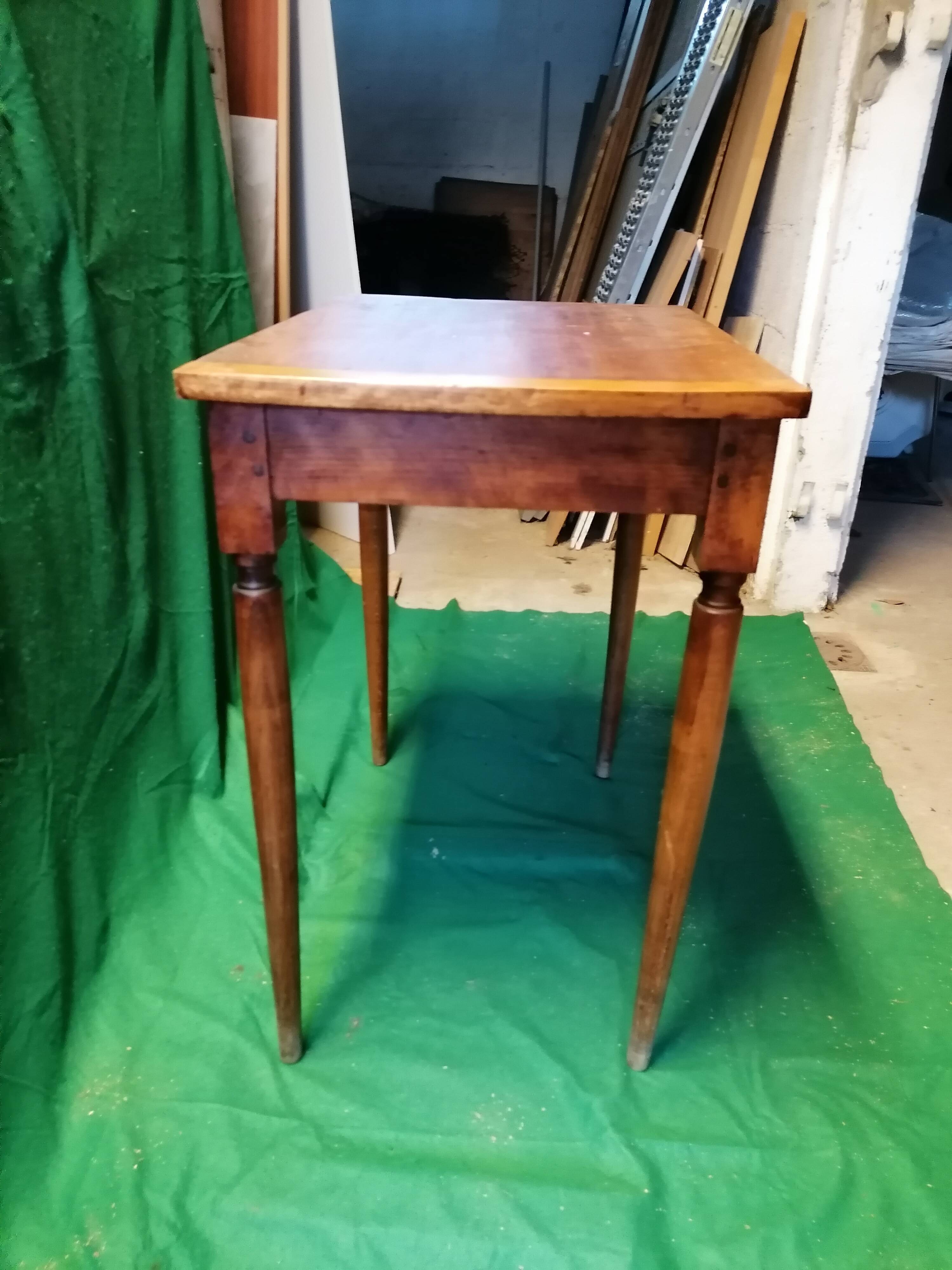 Small desk with 1 drawer in solid wood.
