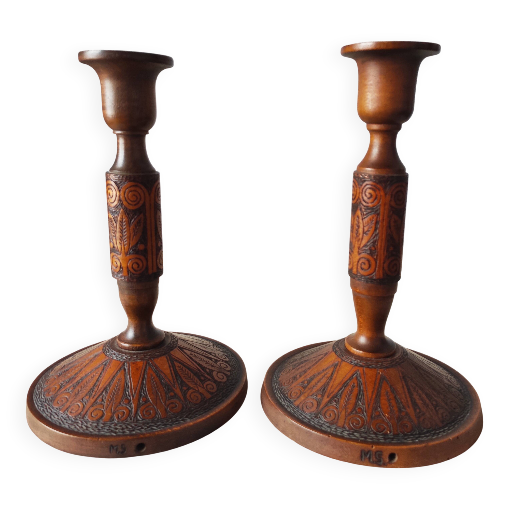 Paire de bougeoirs en bois sculpté