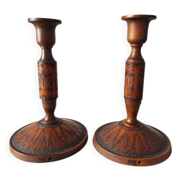 Paire de bougeoirs en bois sculpté
