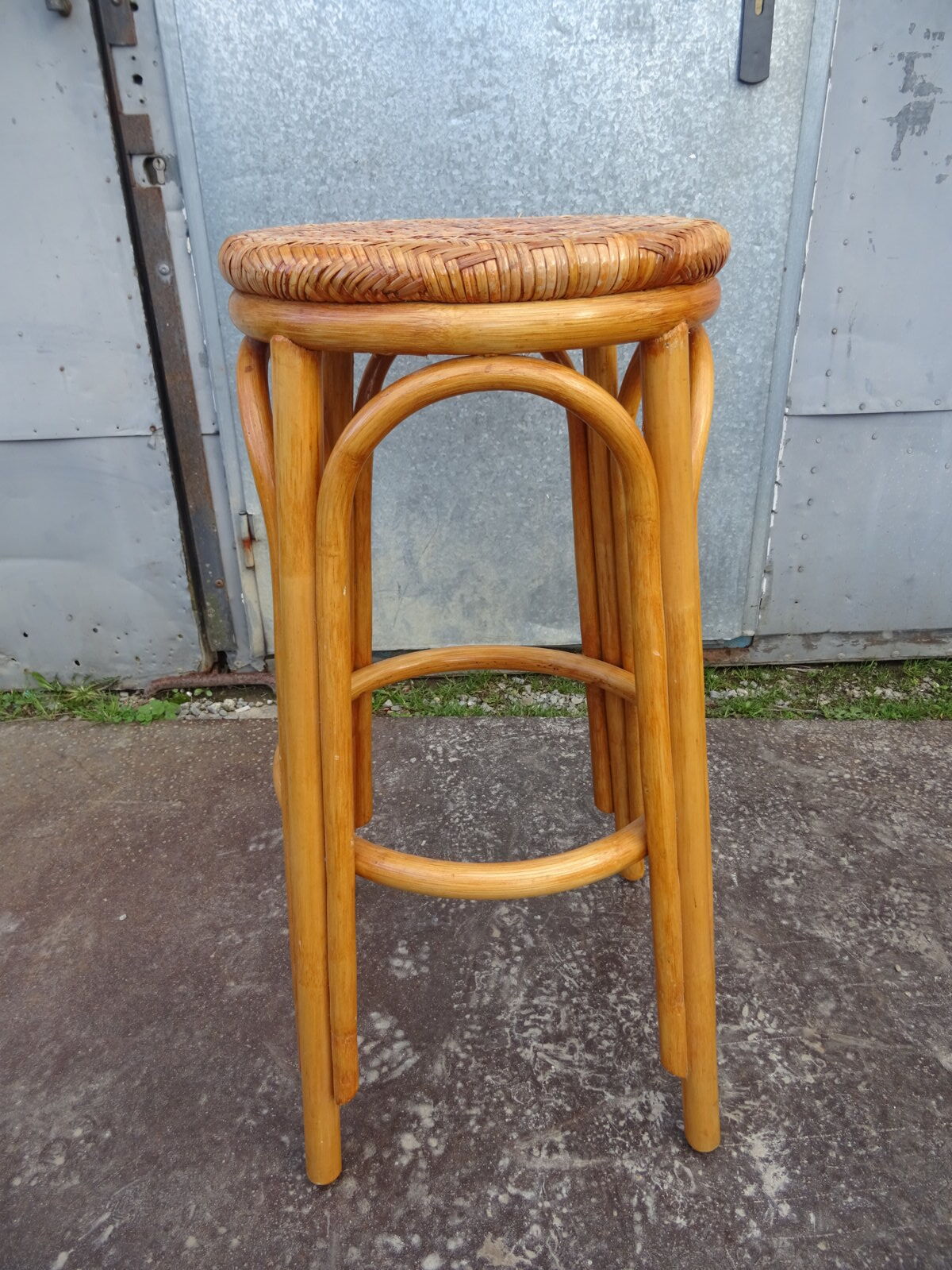 High bar stool in woven rattan