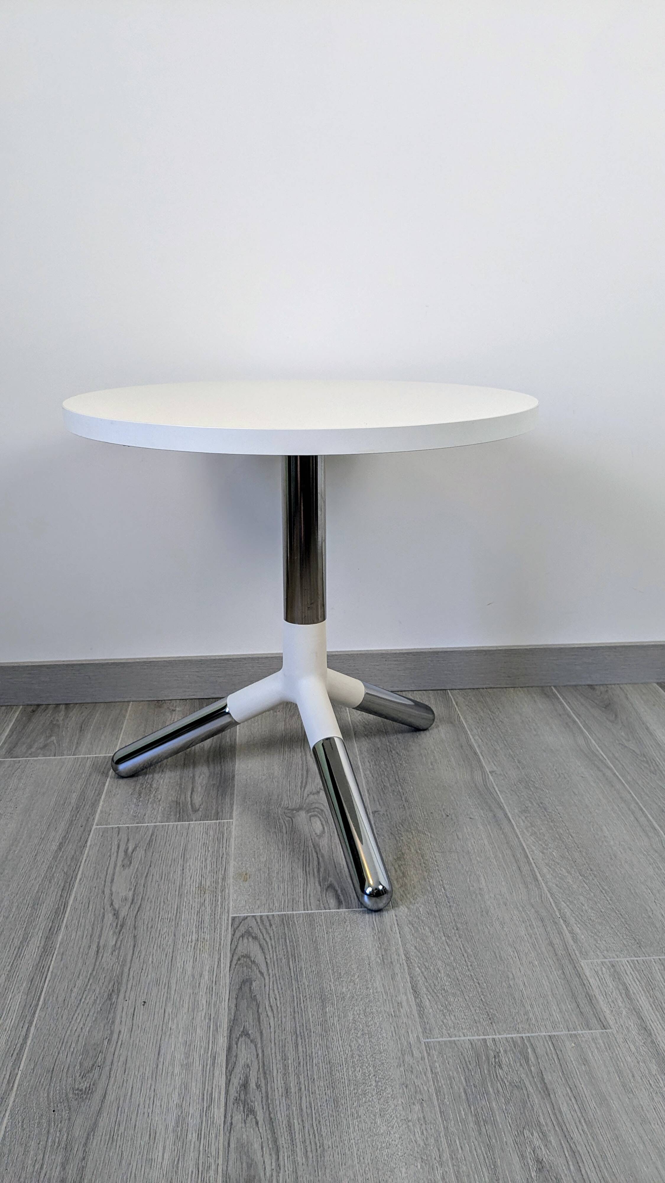 Matéria white side table, contemporary design, chrome-plated metal
