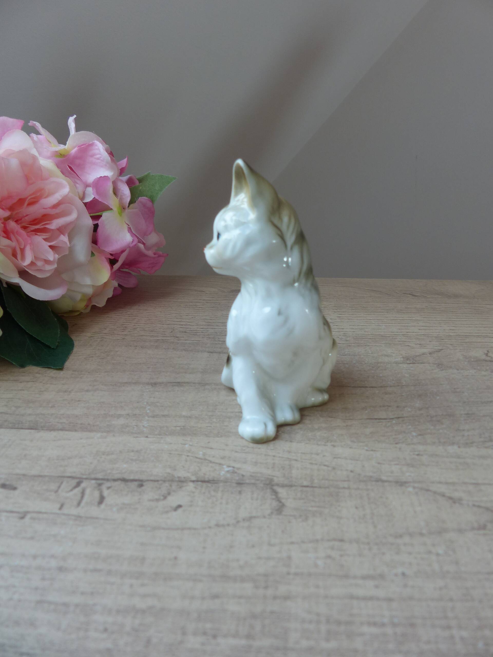 Vintage porcelain sitting cat figurine taiwan collection
