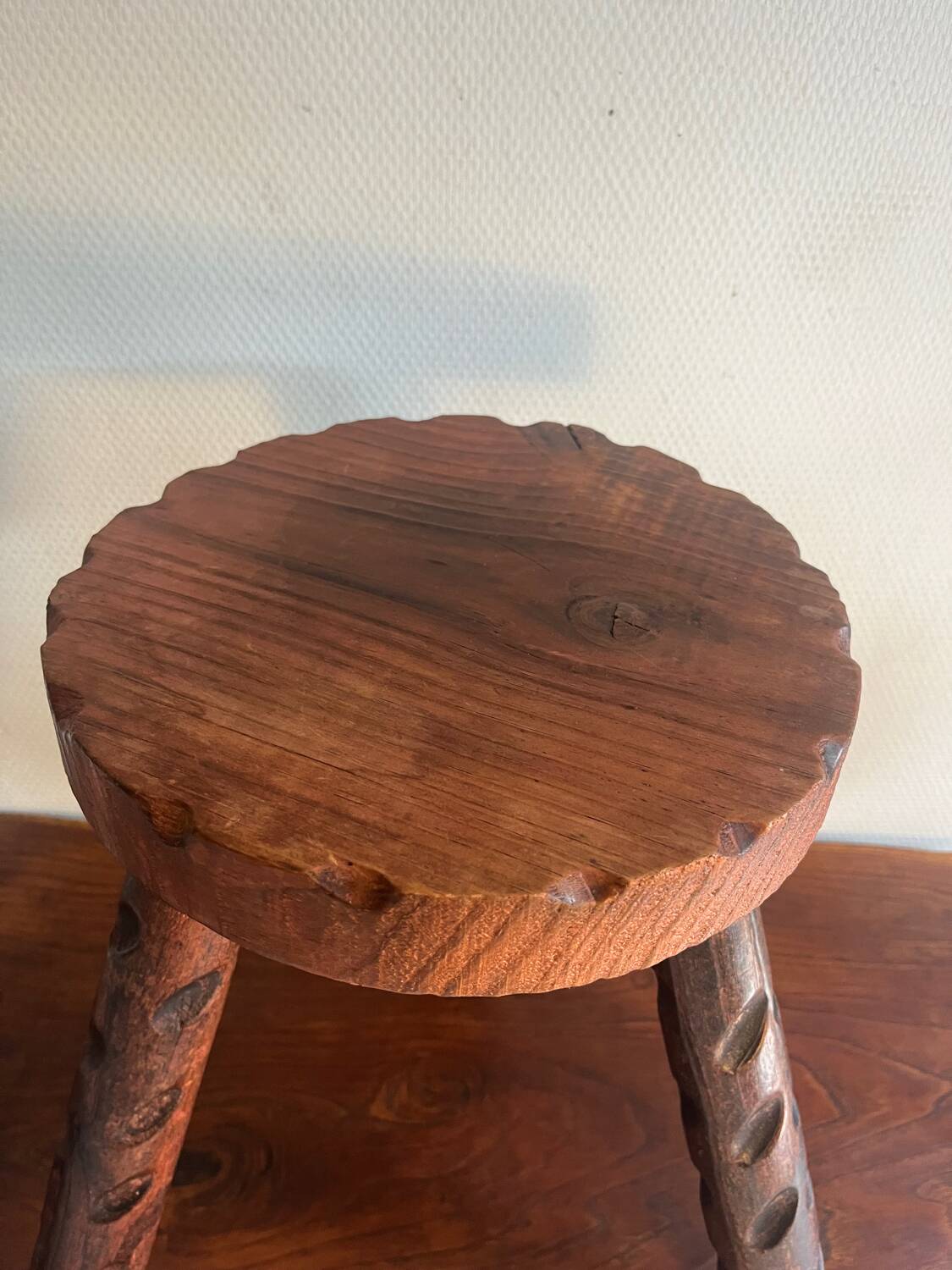 Tabouret tripode en bois