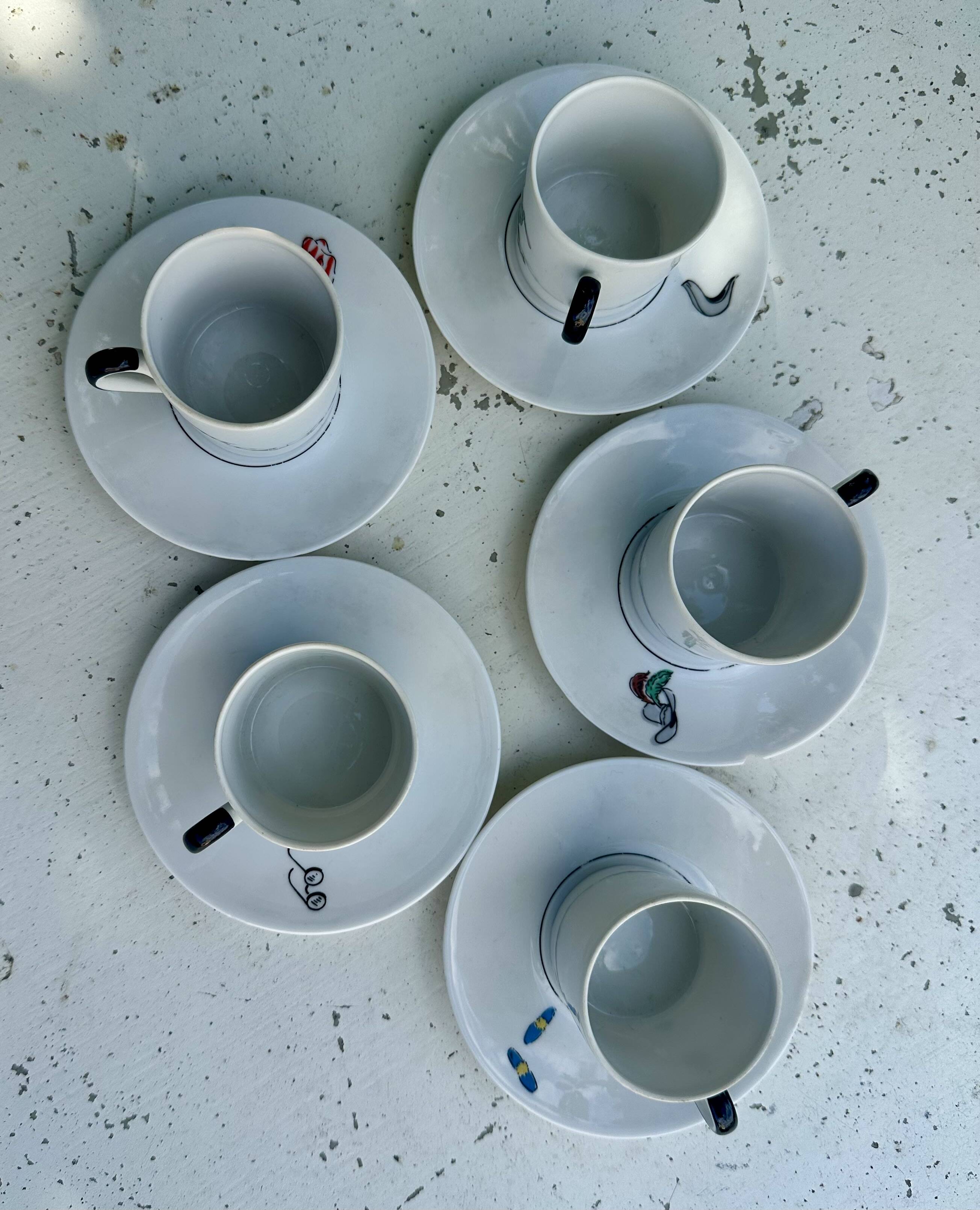 Lot de 4 tasses et soucoupes anciennes, décor Arlequin