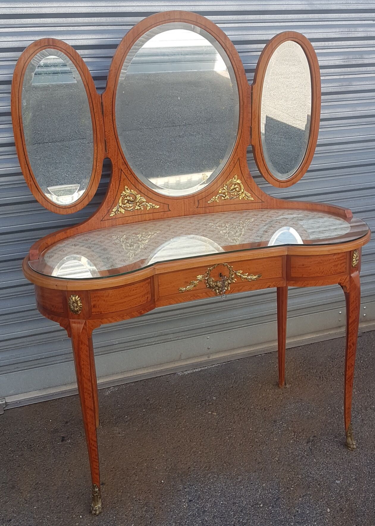 Old kidney dressing table