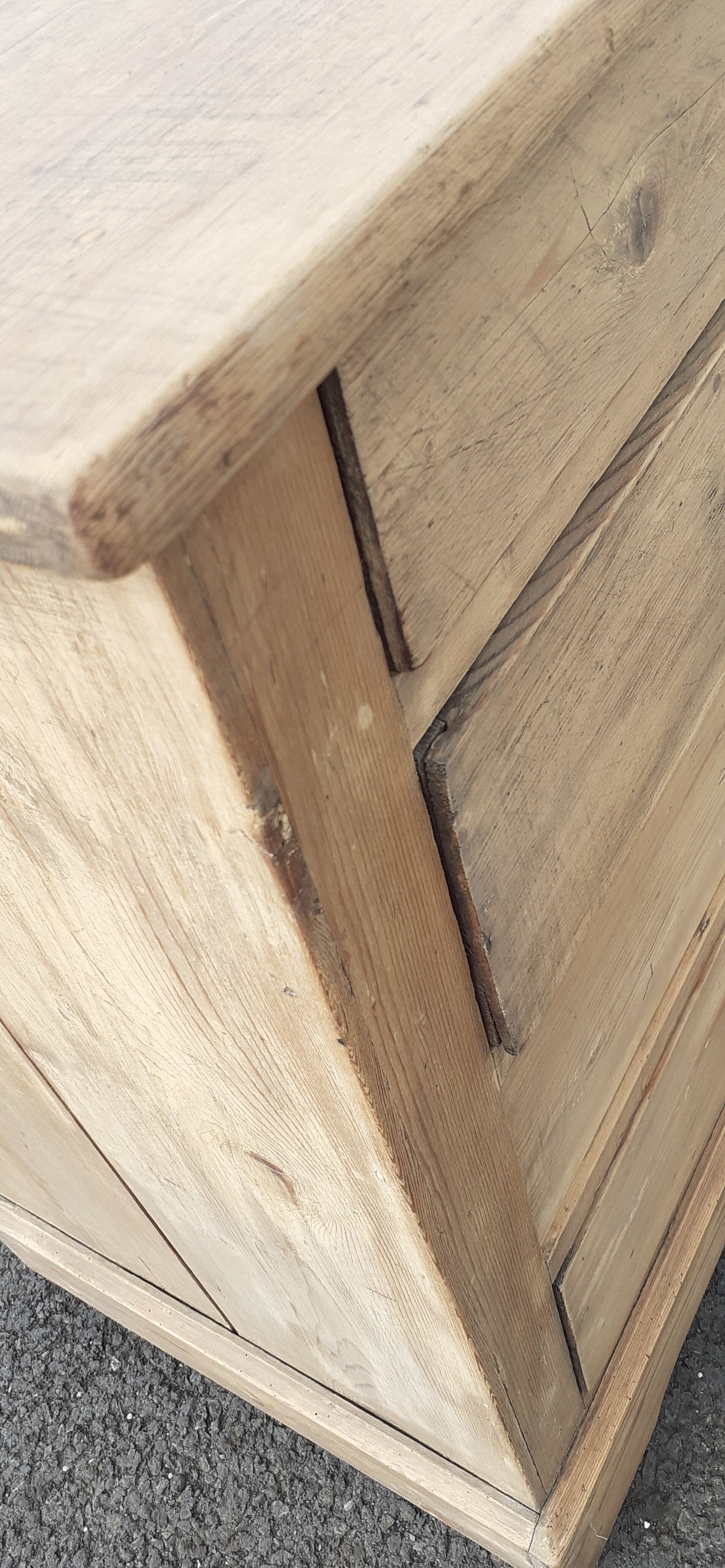 Ancient chest of drawers