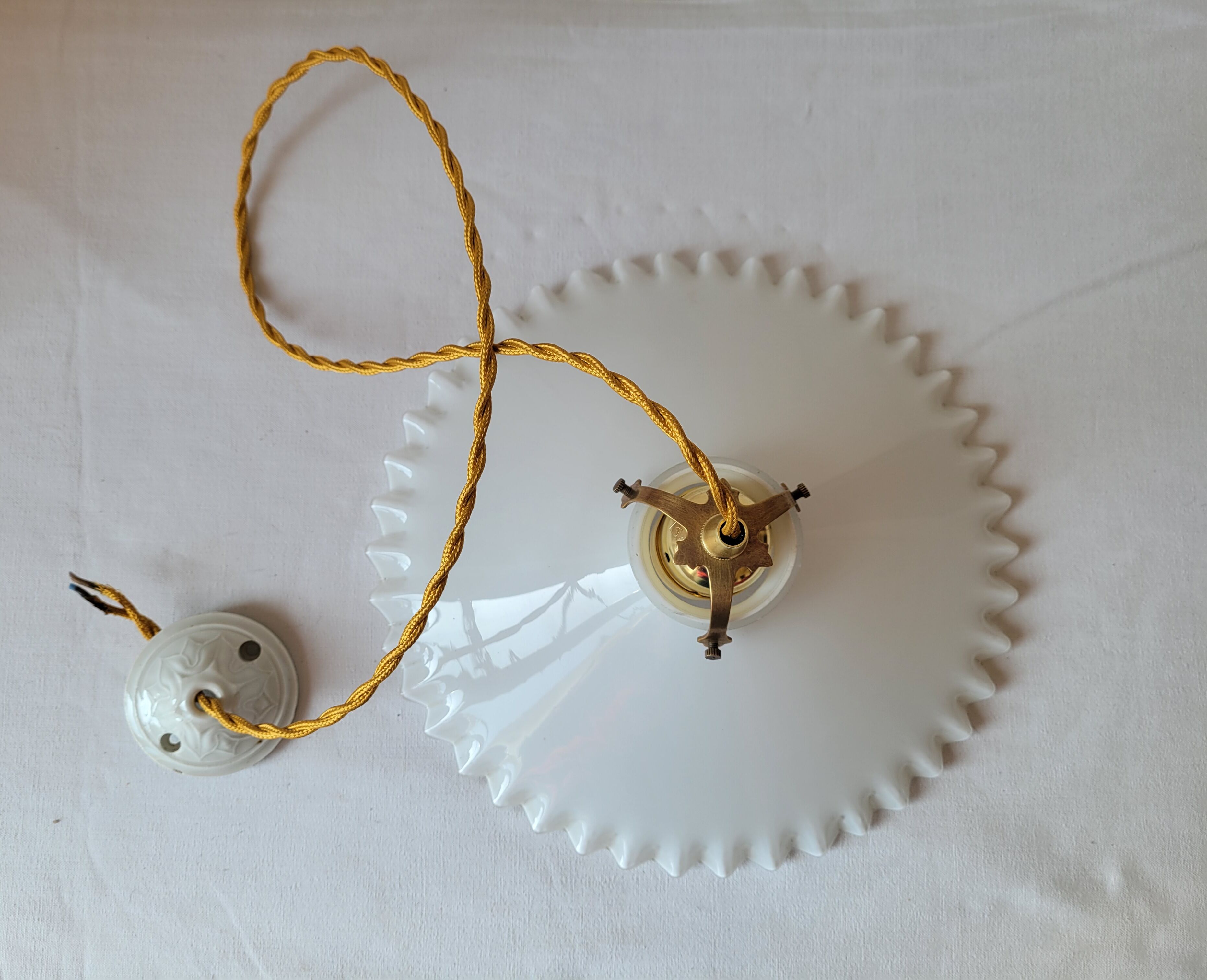 Serrated opaline suspension