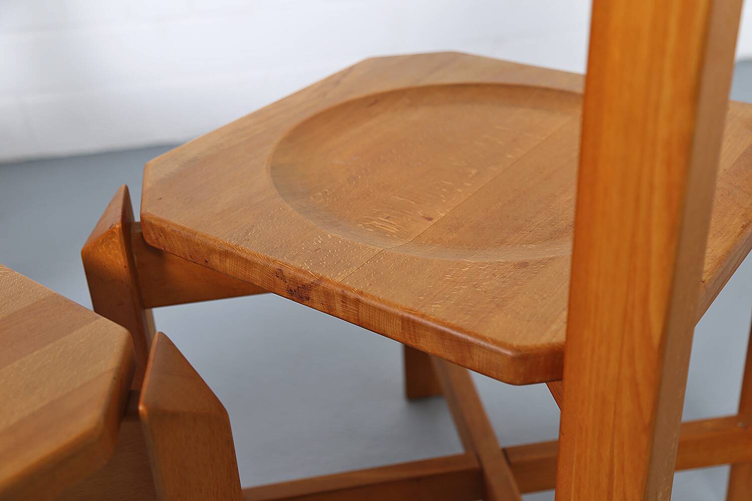 Set of 4 dining chairs in elm wood and cognac leather.