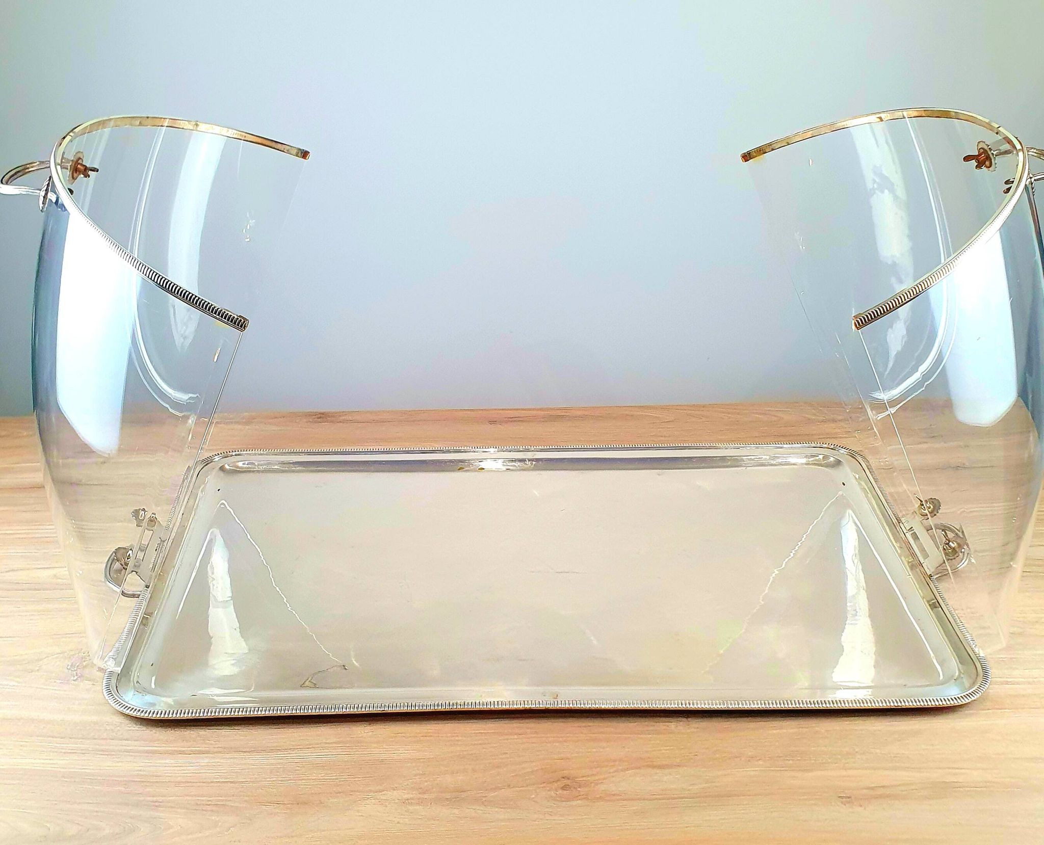 Large serving platter with lid, in silver metal.