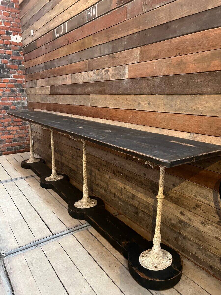 Decorative console table in cast iron and wood