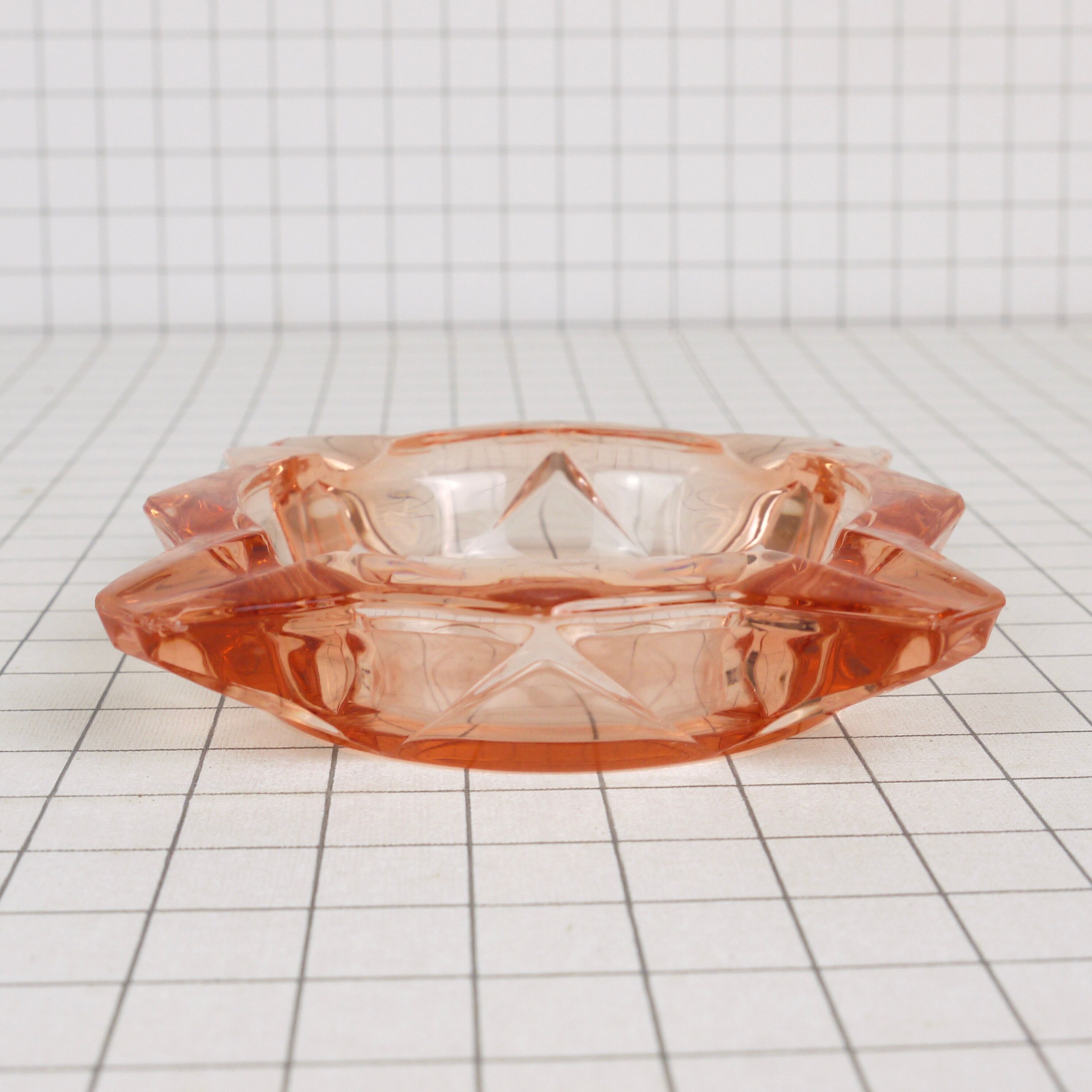Glass ashtray pink with pose-cigarette