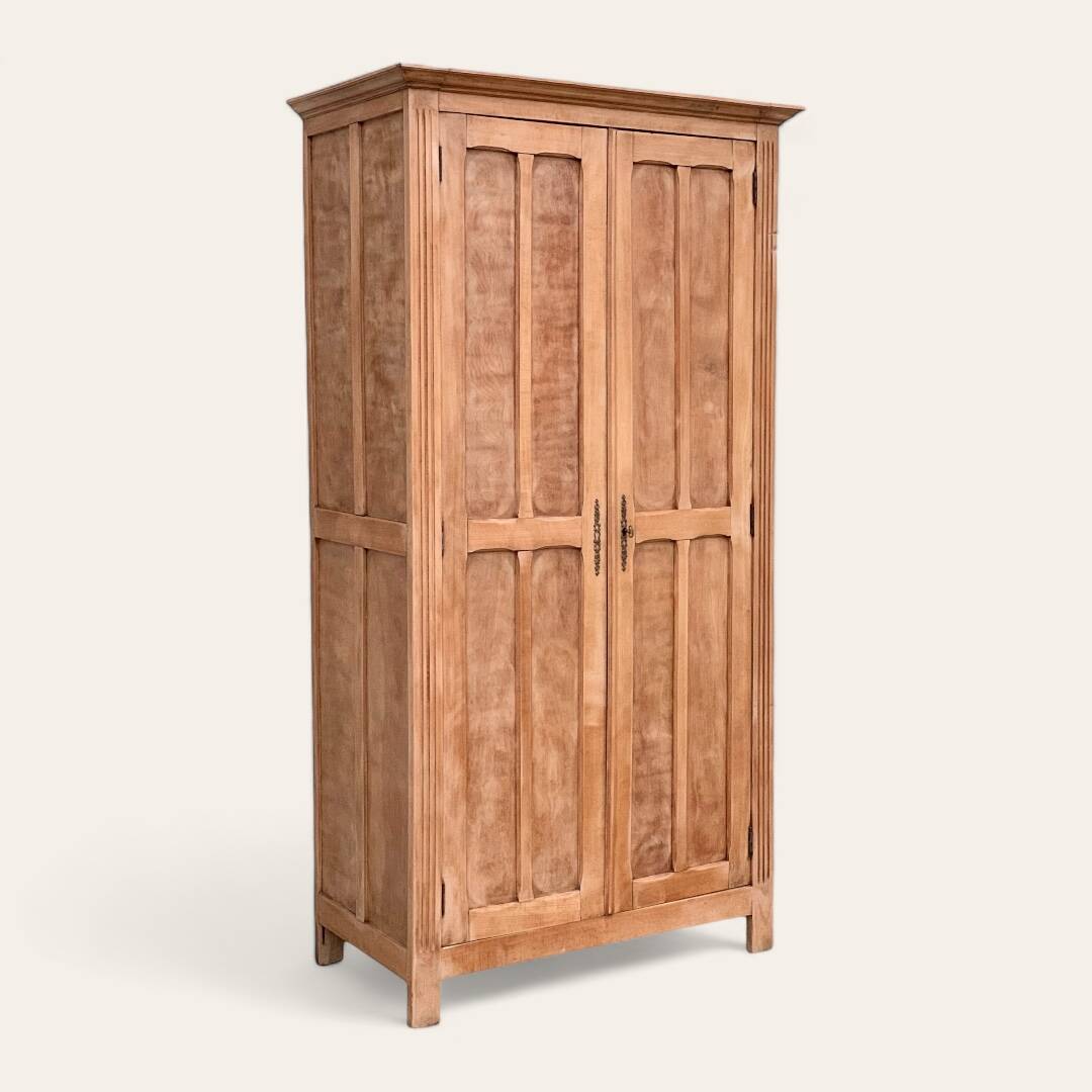 Armoire parisienne panneautée en bois brut, 1930