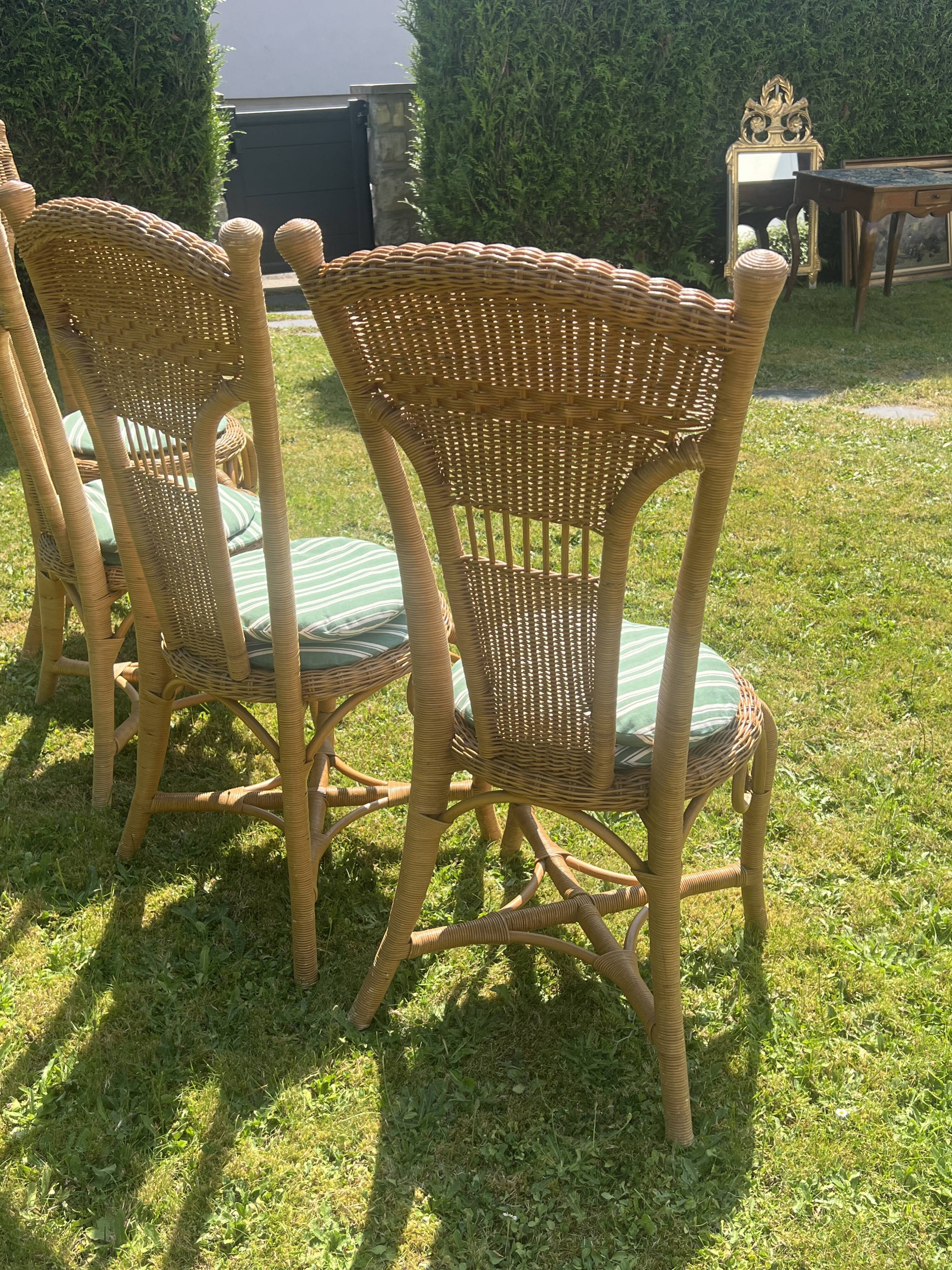 Very beautiful set of 4 antique rattan chairs. Luxury model, perfect condition.