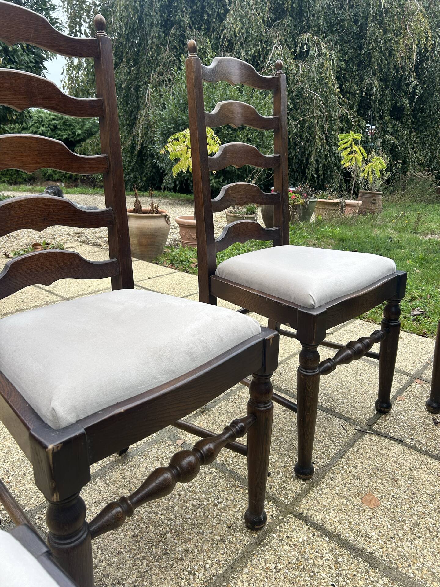 Ensemble de 6 chaises de salle à manger en chêne ancien rembourrées, comprenant 2 fauteuils.