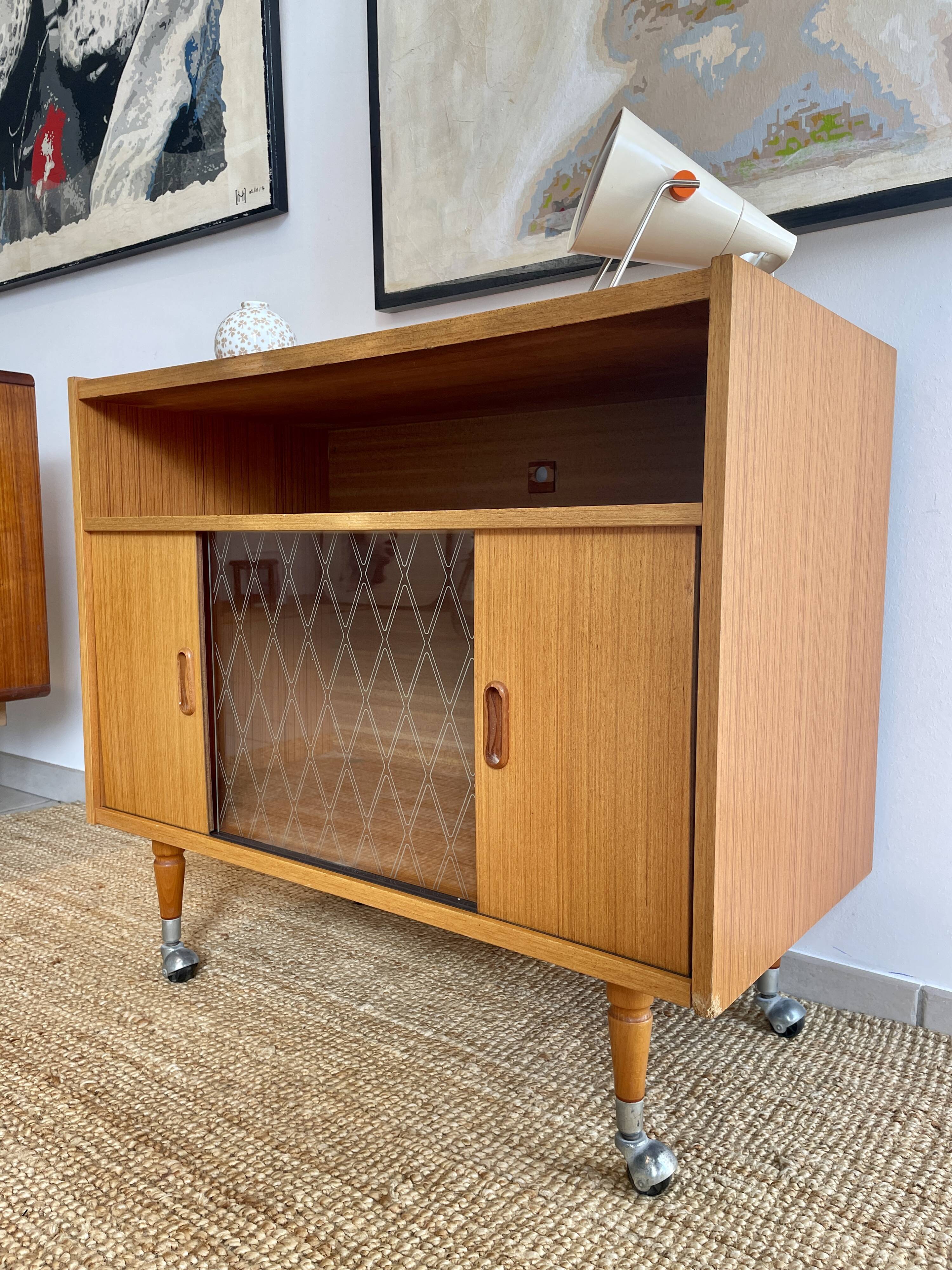 Meuble bar vintage sur roulettes