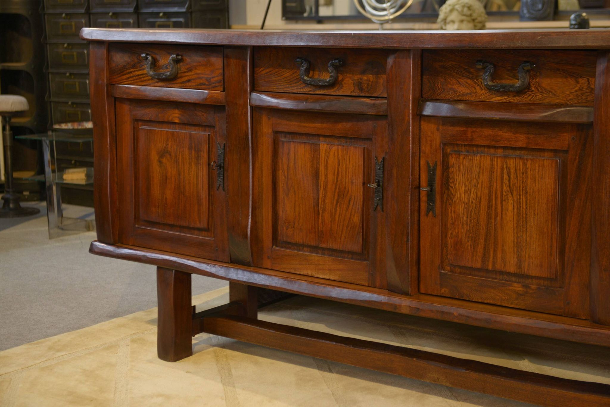 Buffet brutaliste en orme par Aranjou 1950