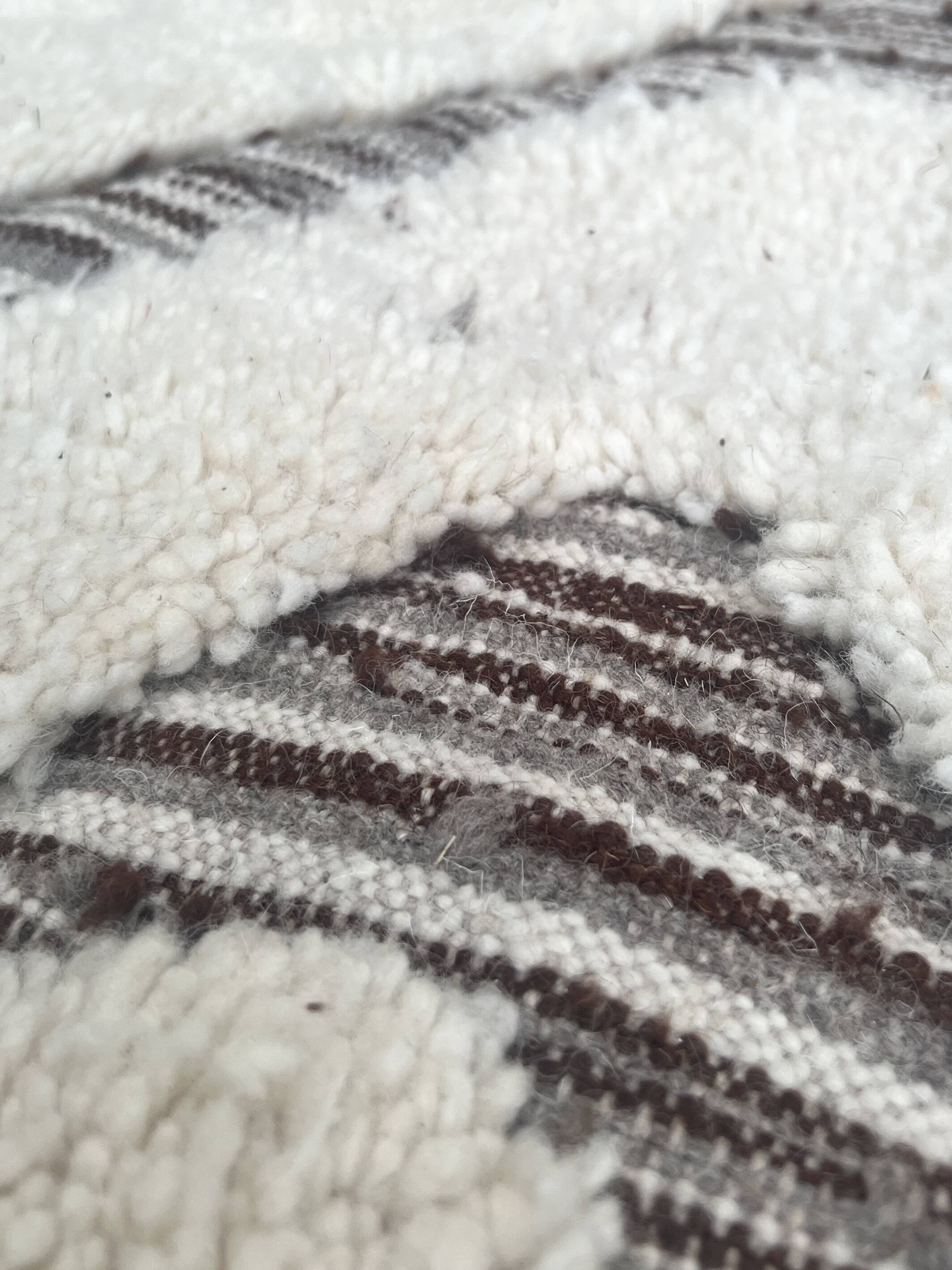 Large hand-knotted beige and cream Berber rug, 2.90m x 1.80m.