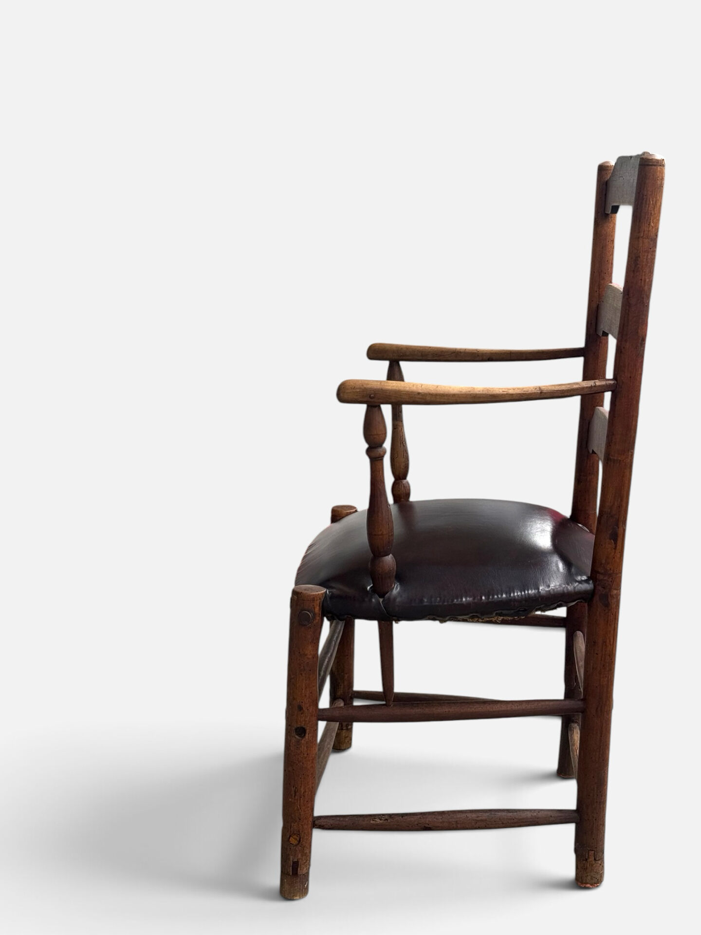 Antique rustic armchair in walnut and leather, 18th century.