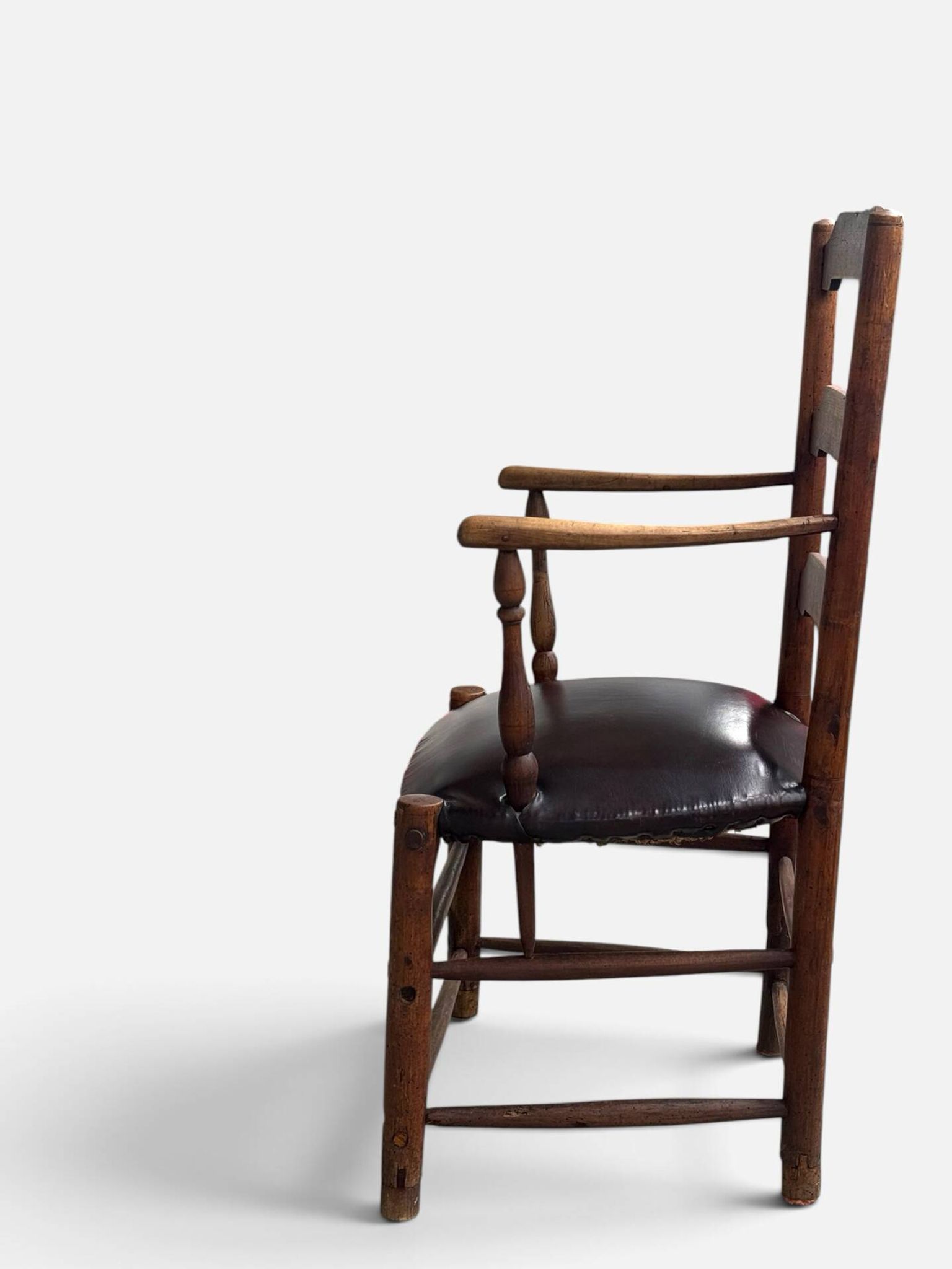 Fauteuil rustique ancien en noyer et cuir, 18e siècle