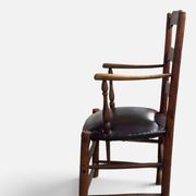 Fauteuil rustique ancien en noyer et cuir, 18e siècle
