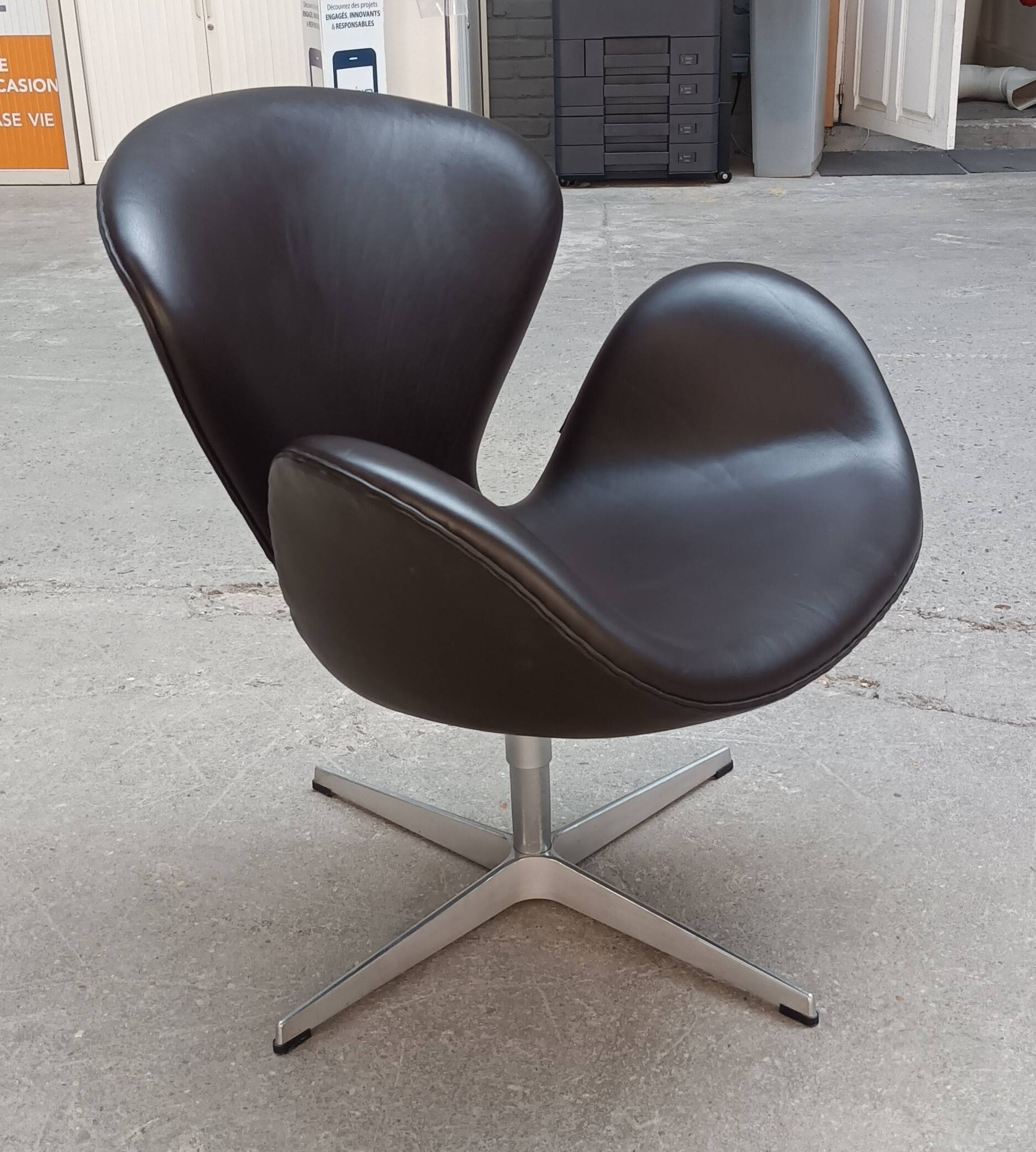 Swan chair by Arne Jacobsen for Fritz Hansen