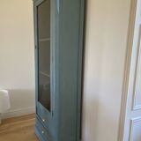 Armoire en bois vitrée